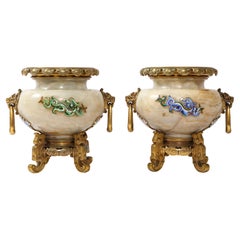 Eugène Cornu, Paar französische Japonisme/Chinoiserie Ormolu Mtd Emaillierte Onyx Urnen