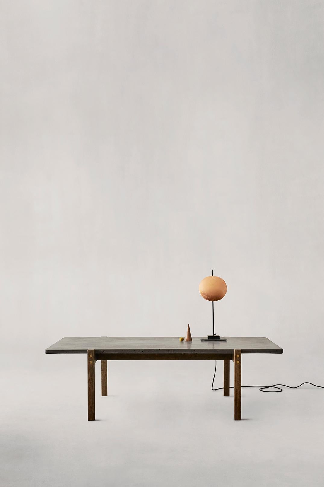 Mesa baja Eugene con tapa de hormigón oscuro y patas de roble oscuro by Eberhart Furniture
Dimensiones: P 125 x An 70 x Al 37 cm.
Materiales: Roble oscuro, hormigón oscuro.

Disponible en otros acabados. Póngase en contacto con nosotros.

Eugene es