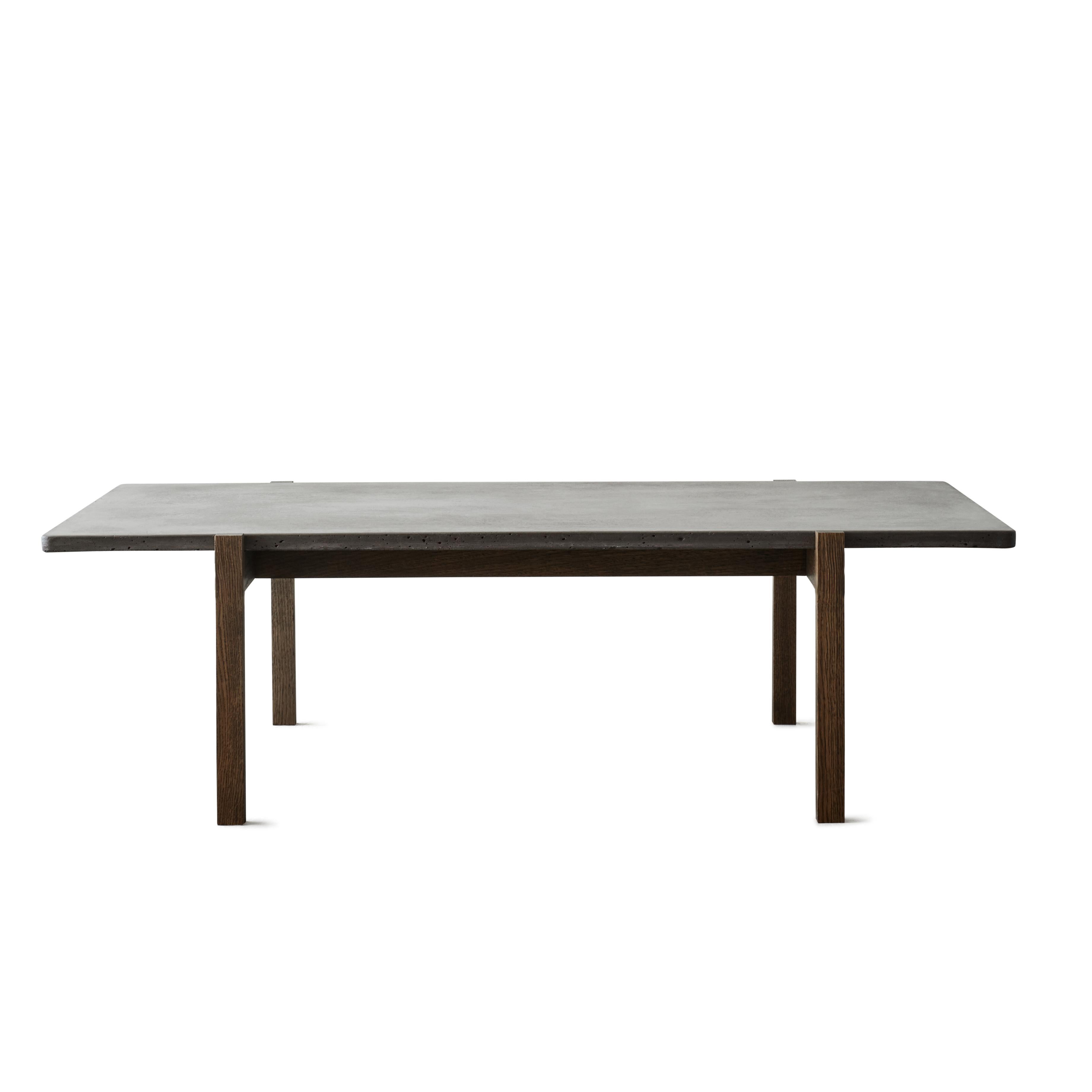 Mesa baja Eugene con tapa de hormigón oscuro y patas de roble oscuro by Eberhart Furniture Moderno en venta