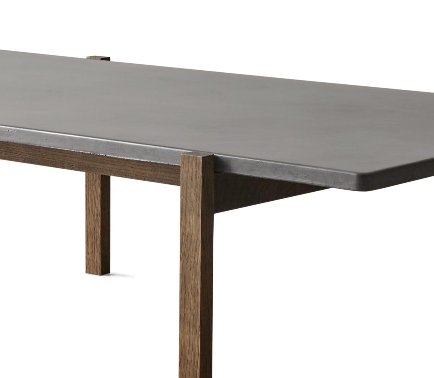 Mesa baja Eugene con tapa de hormigón oscuro y patas de roble oscuro by Eberhart Furniture Danés en venta