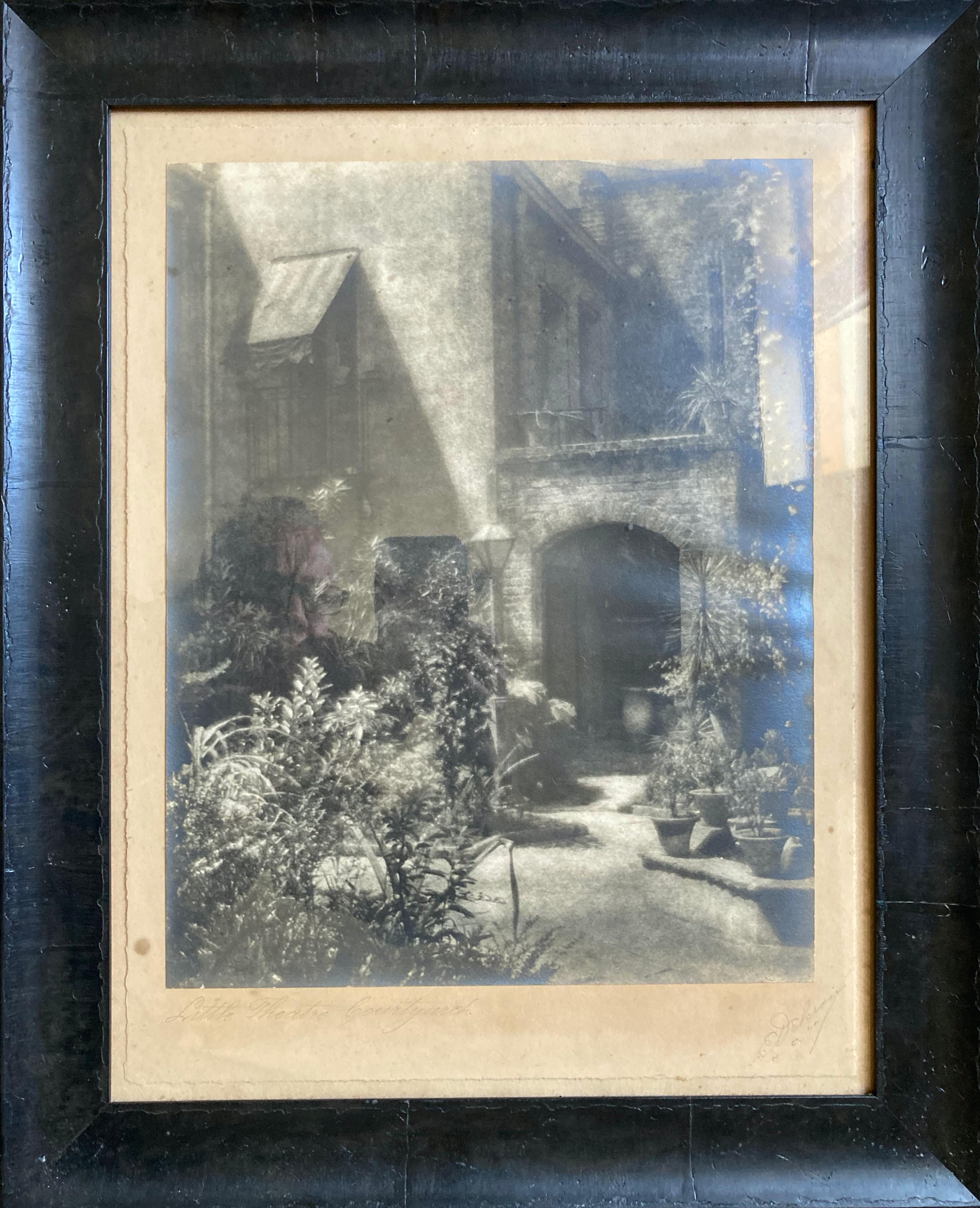 Eugene Delcroix Landscape Photograph – Little Theatre Courtyard, New Orleans (Signiert)