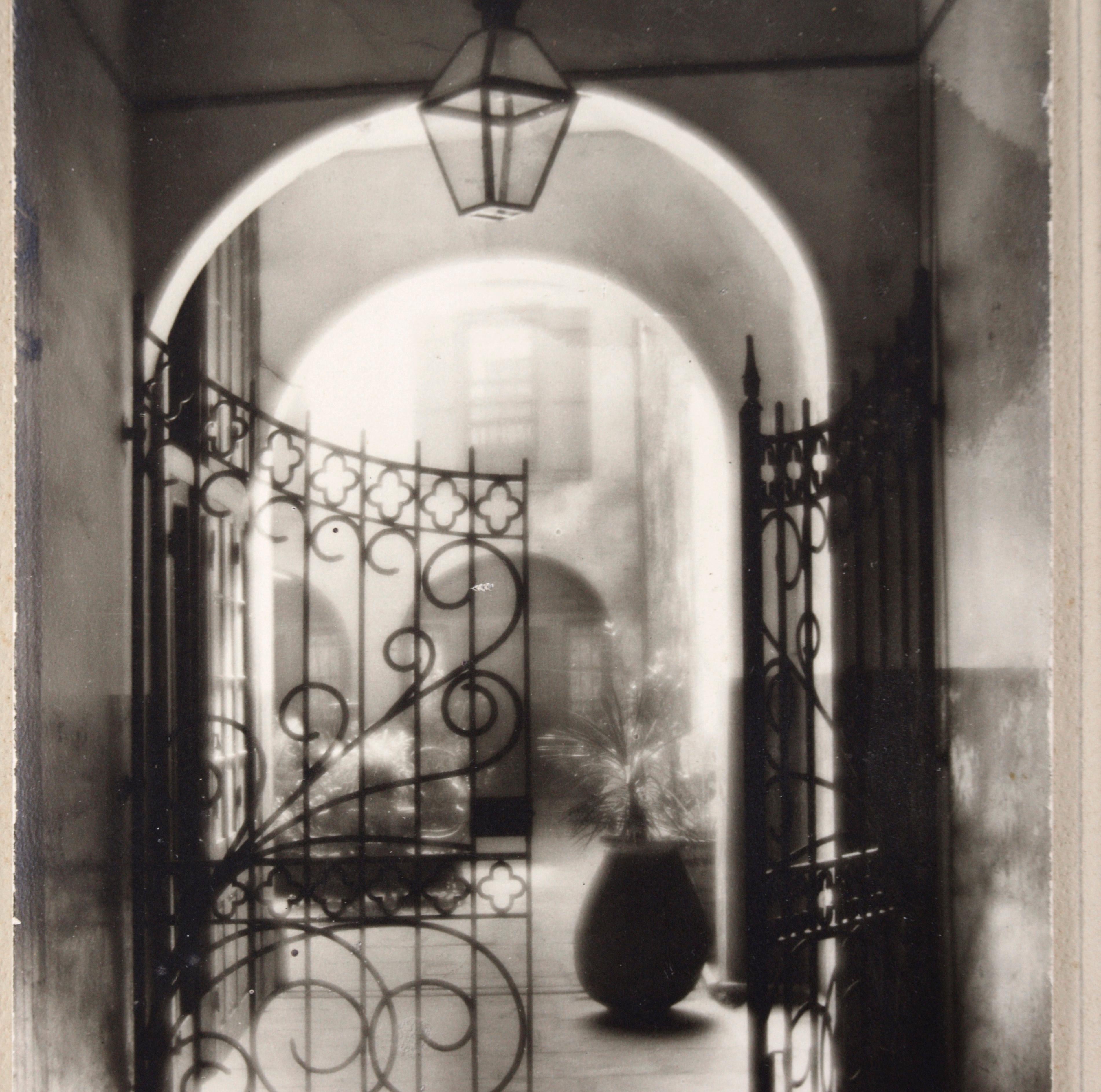 „Der spanische Hof“ Schwarz-Weiß-Fotografie aus New Orleans (Grau), Black and White Photograph, von Eugene Delcroix