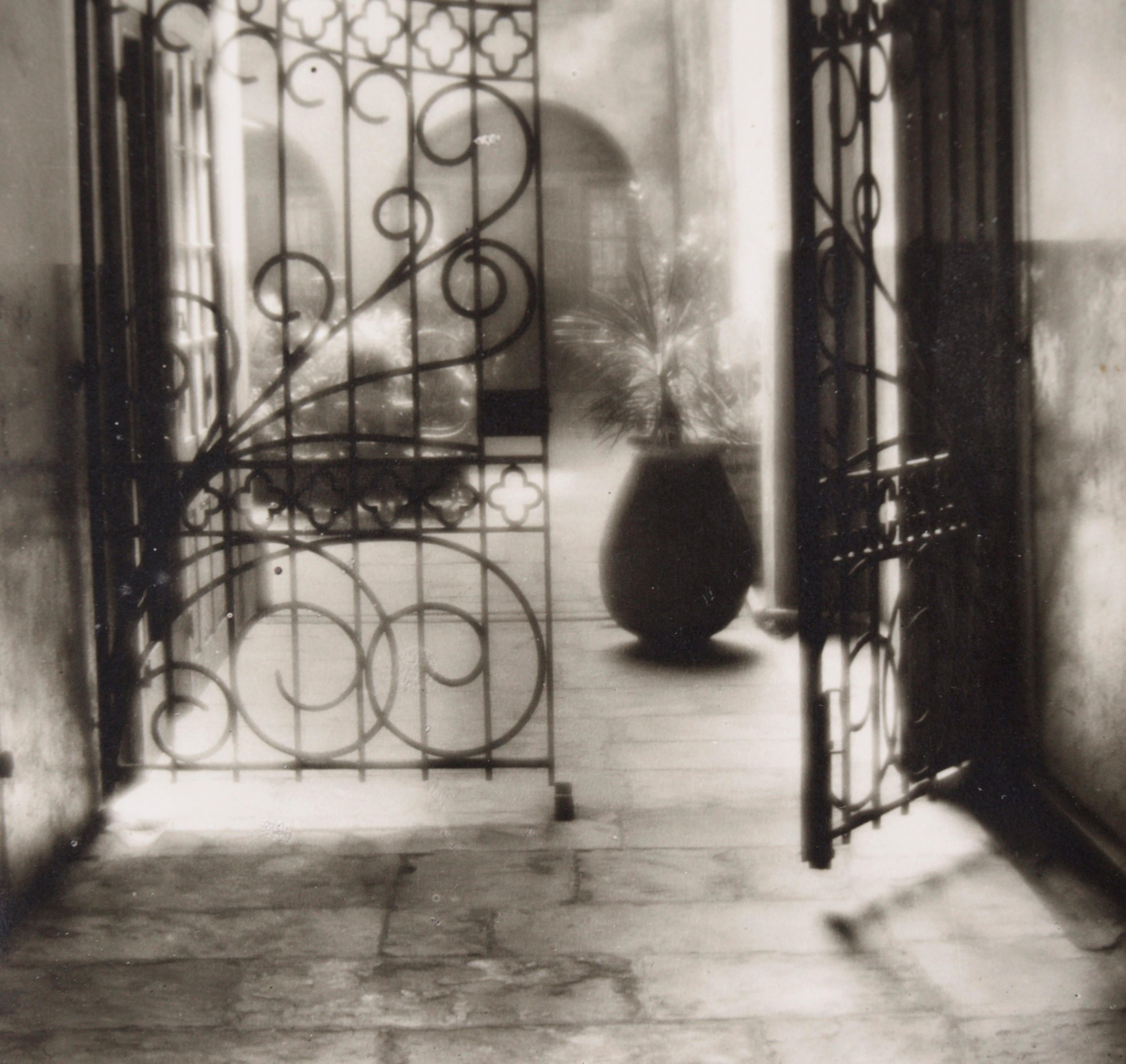„Der spanische Hof“ Schwarz-Weiß-Fotografie aus New Orleans

Wunderschöne Innenhof-Fotografie aus New Orleans von Eugene Delcroix (Amerikaner, 1891-1967). Der Betrachter steht direkt vor dem Torbogen und blickt in den Innenhof. Der Hof erstrahlt in