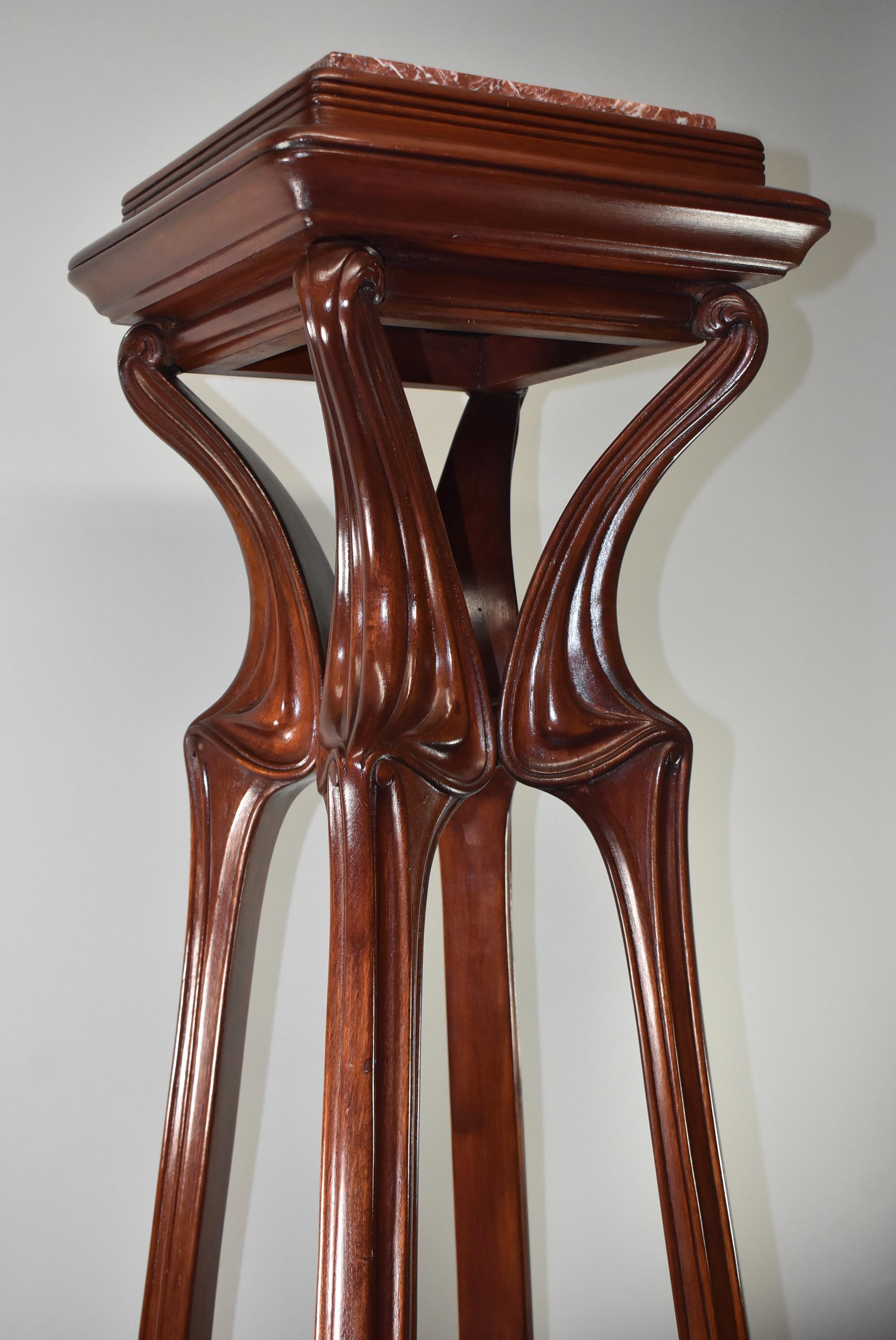 Magnifique cache-pot ou piédestal en acajou sculpté. Période Art Nouveau, vers 1910, avec des lignes gracieuses et 2 niveaux avec des inserts en marbre rose. Excellent état vintage. Attribué à Eugène Gaillard. 51