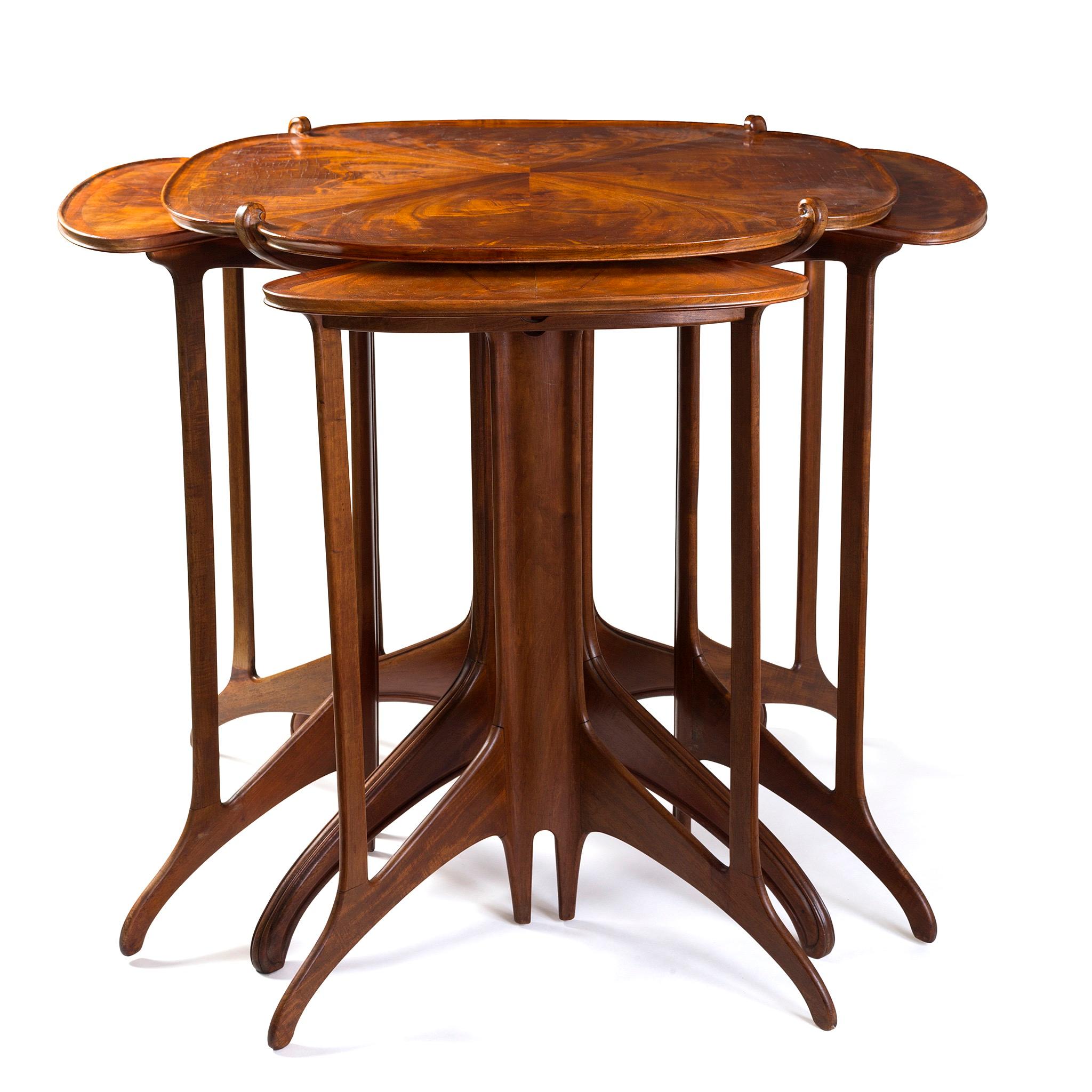 Dynamism meets beauty in this refined composition in padauk and Madagascar rosewood by Eugène Gaillard. The aptly-titled 