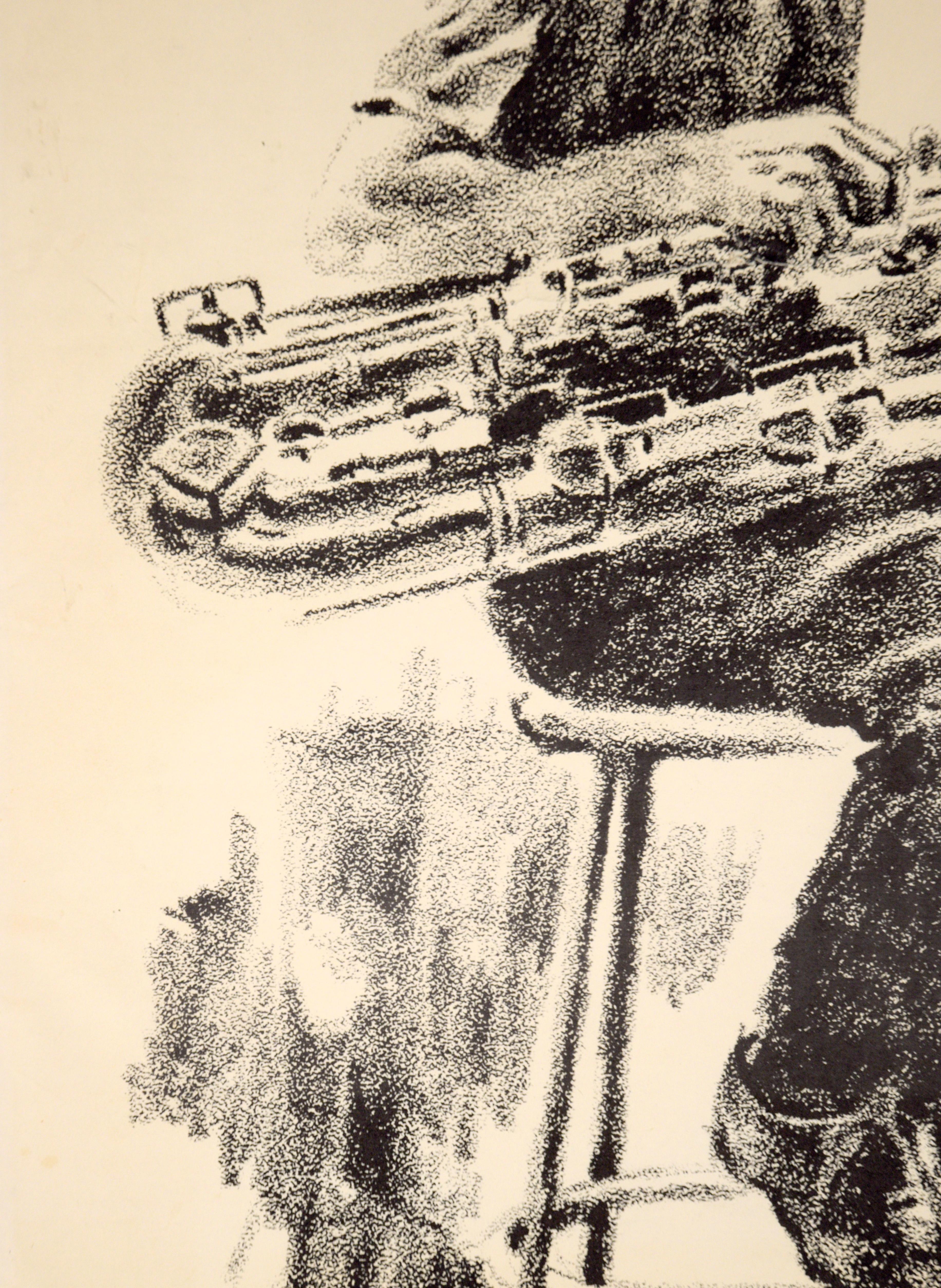 Gerry Mulligan, Baritone Sax – seltene signierte figurative Lithographie in Tinte auf Papier

Kräftige Lithografie von Eugene Hawkins (Amerikaner, geb. 1933). Gerry Mulligan sitzt auf einem Hocker und hält sein Baritonsaxophon auf dem Schoß. 
In der