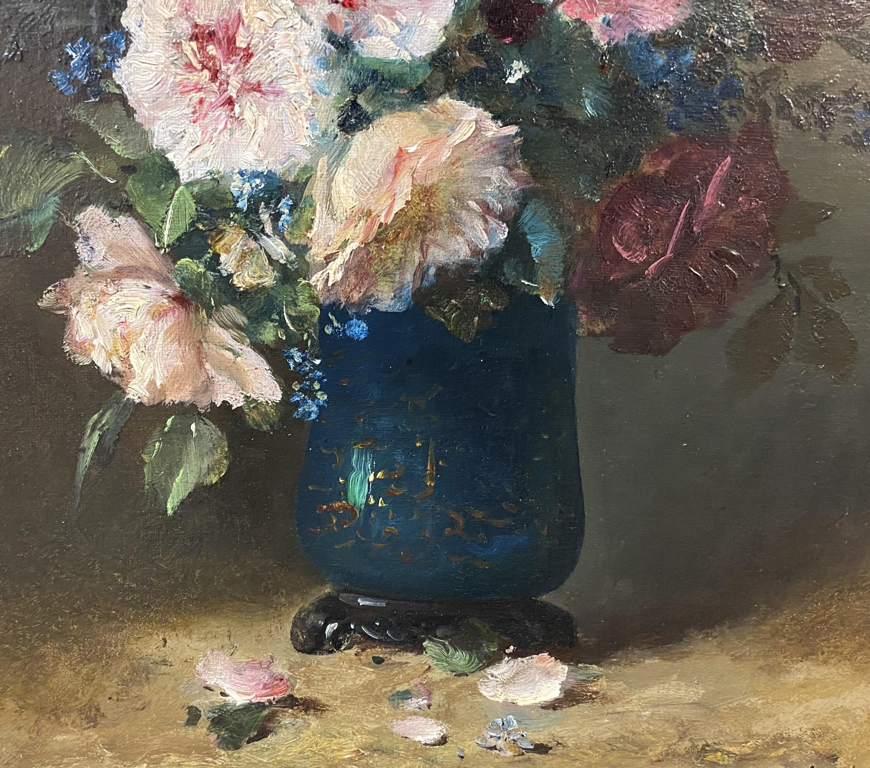 Ein detailreiches Stillleben mit Blumen in einer blauen Vase des französischen Künstlers Eugene Henri Cauchois (1850-1911). Cauchois wurde in Rouen, Frankreich, geboren und war ein Schüler von Duboe, Cabanel und Quost. Ab 1874 war Eugene regelmäßig
