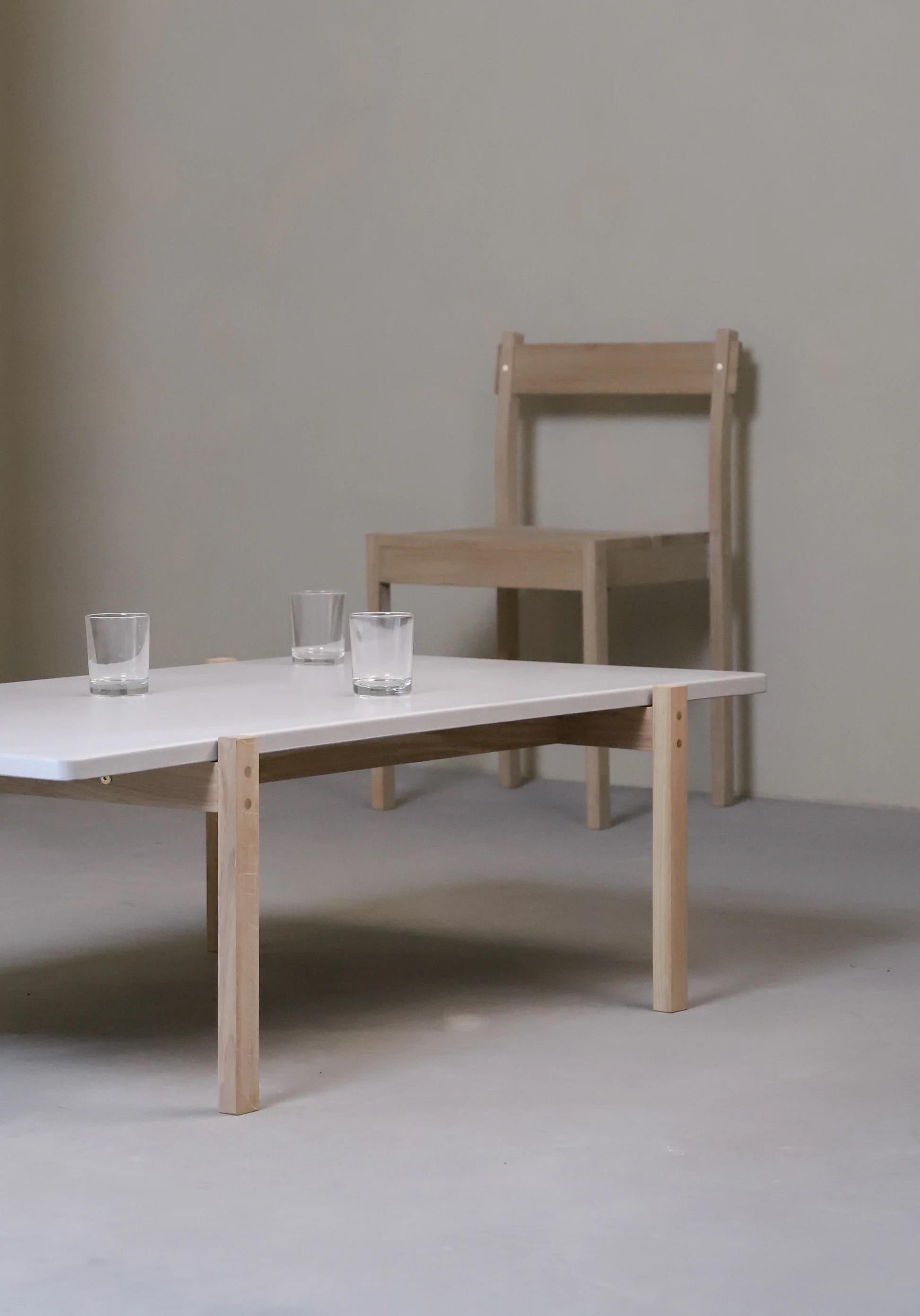 Moderno Tavolino Eugene con piano in cemento chiaro e gambe in Oak chiaro di Eberhart Furniture in vendita