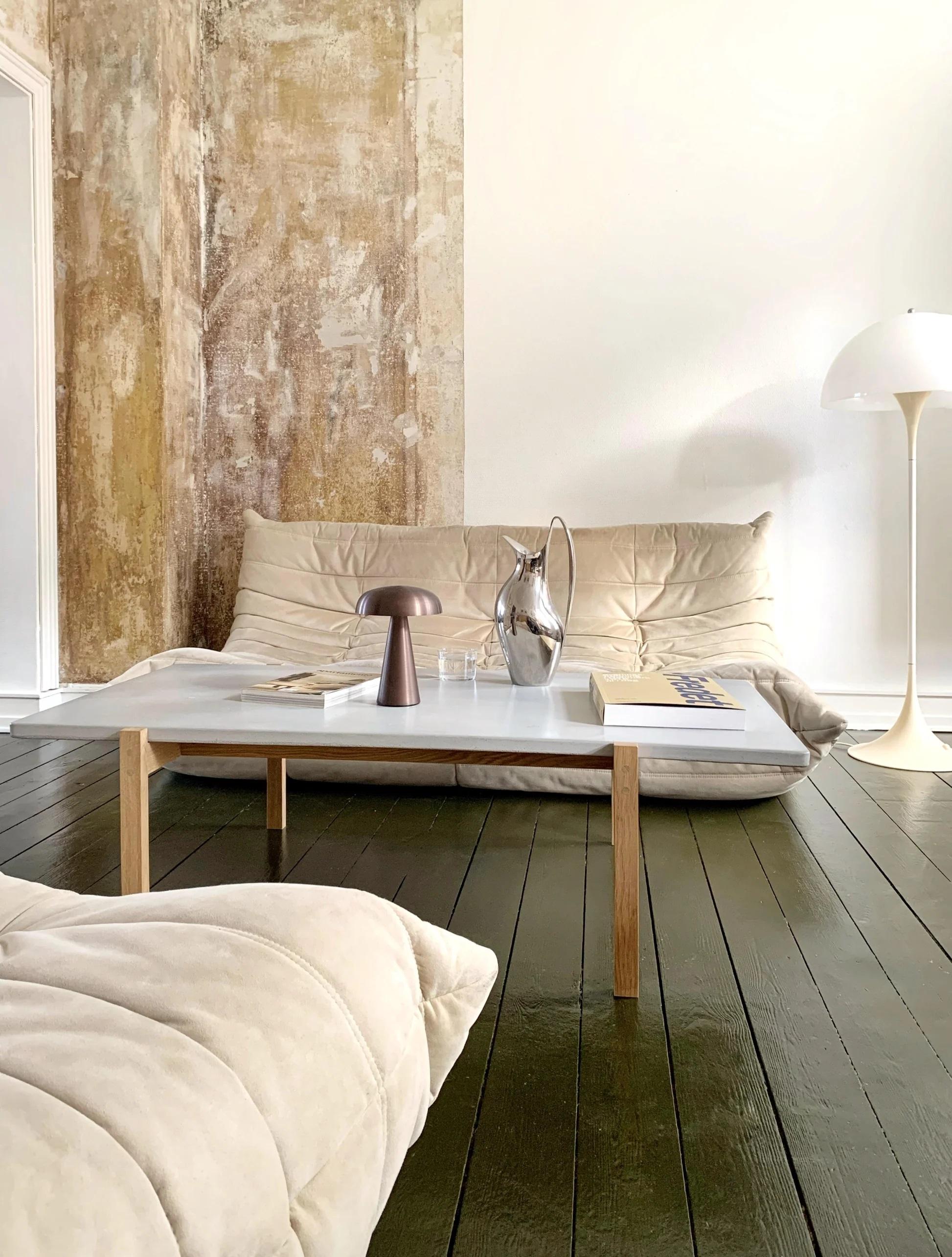 Danese Tavolino Eugene con piano in cemento chiaro e gambe in Oak chiaro di Eberhart Furniture in vendita