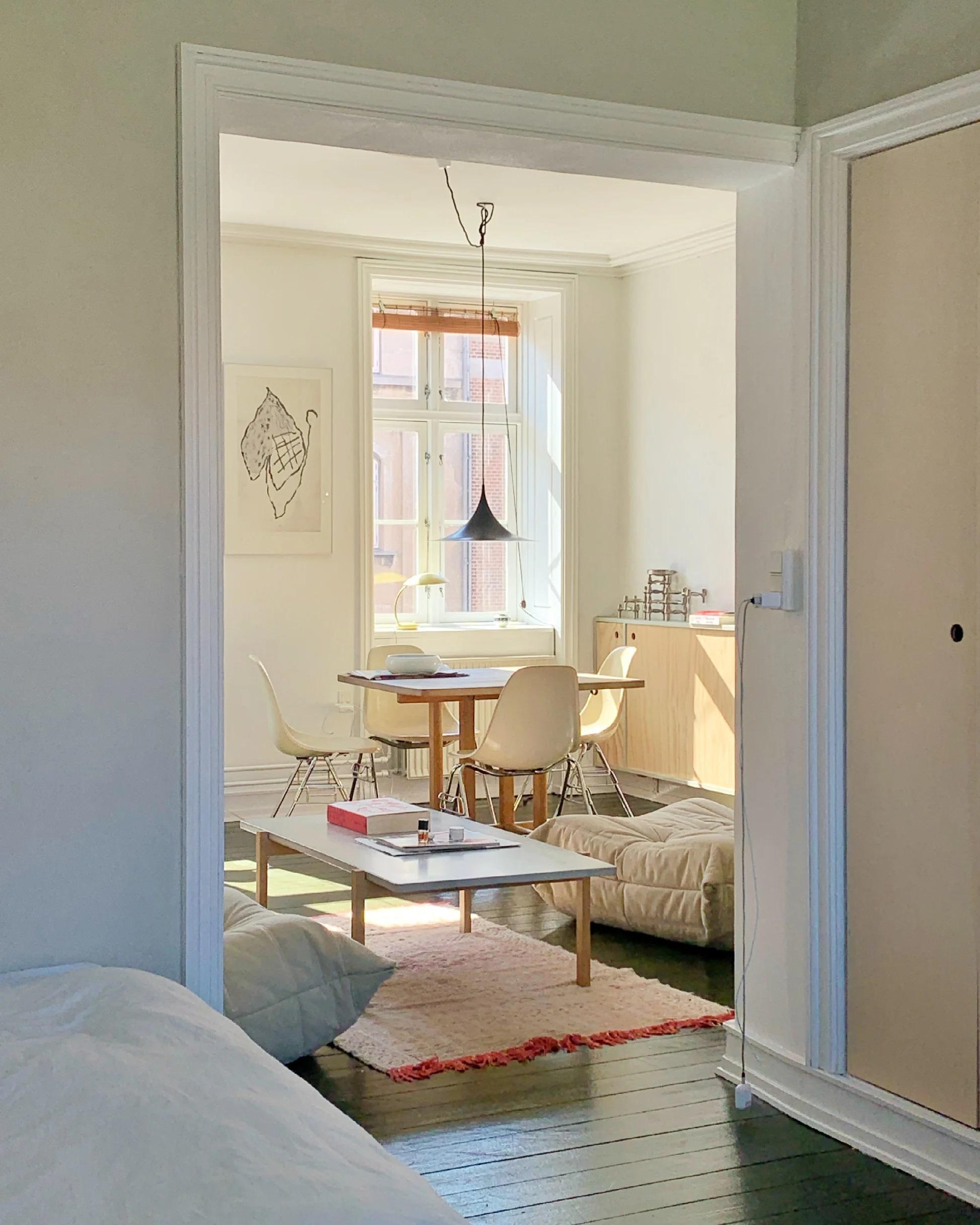 Tavolino Eugene con piano in cemento chiaro e gambe in Oak chiaro di Eberhart Furniture In condizioni Nuovo in vendita a Geneve, CH