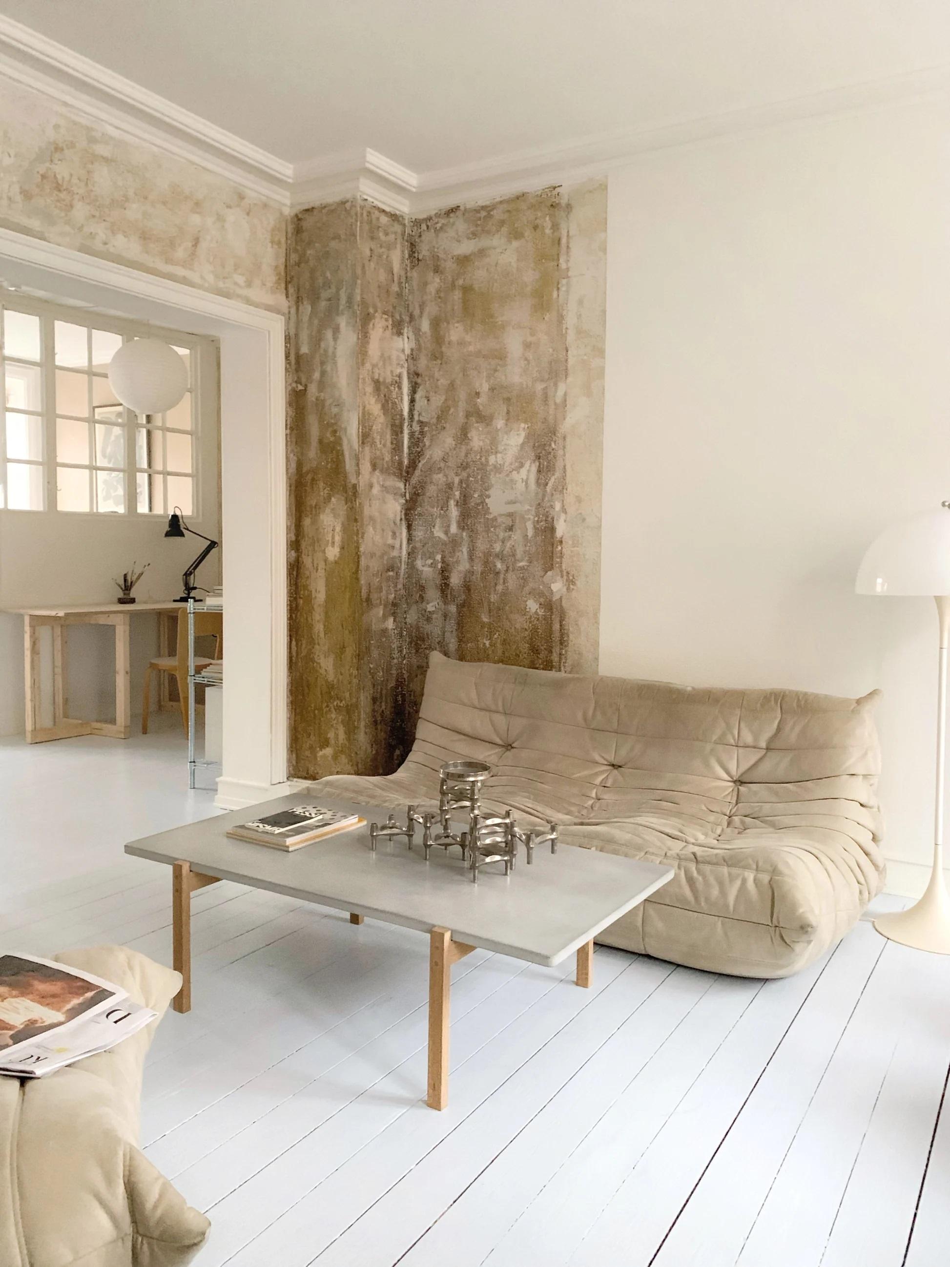 XXI secolo e contemporaneo Tavolino Eugene con piano in cemento chiaro e gambe in Oak chiaro di Eberhart Furniture in vendita