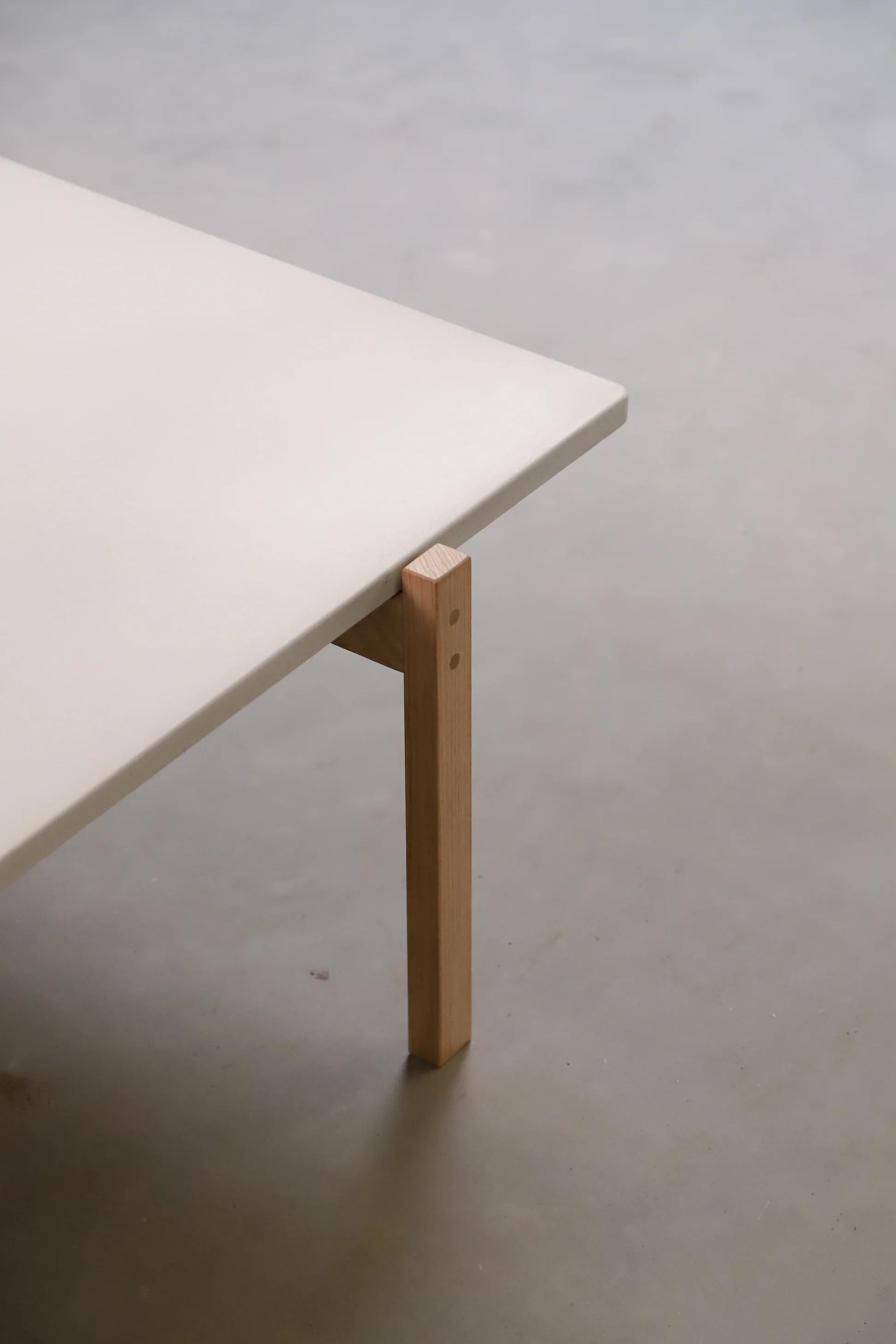 Calcestruzzo Tavolino Eugene con piano in cemento chiaro e gambe in Oak chiaro di Eberhart Furniture in vendita