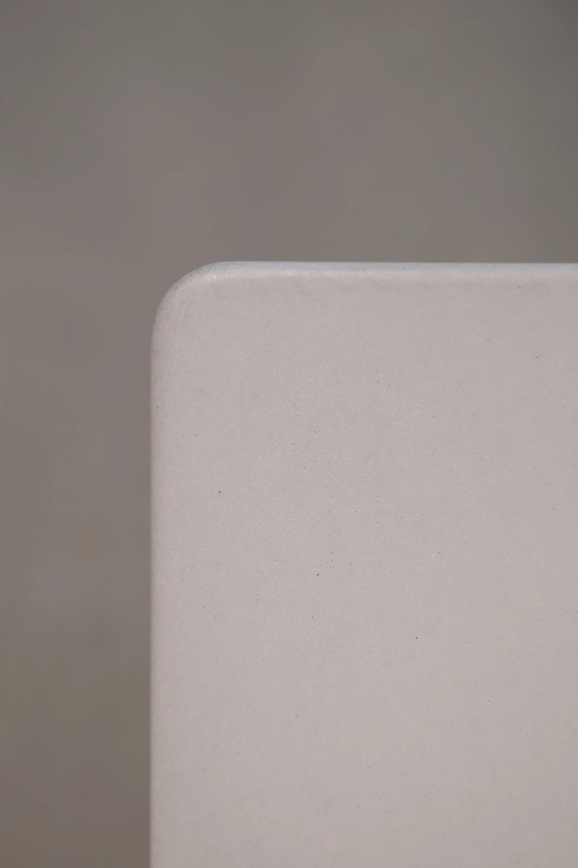 Tavolino Eugene con piano in cemento chiaro e gambe in Oak chiaro di Eberhart Furniture in vendita 1