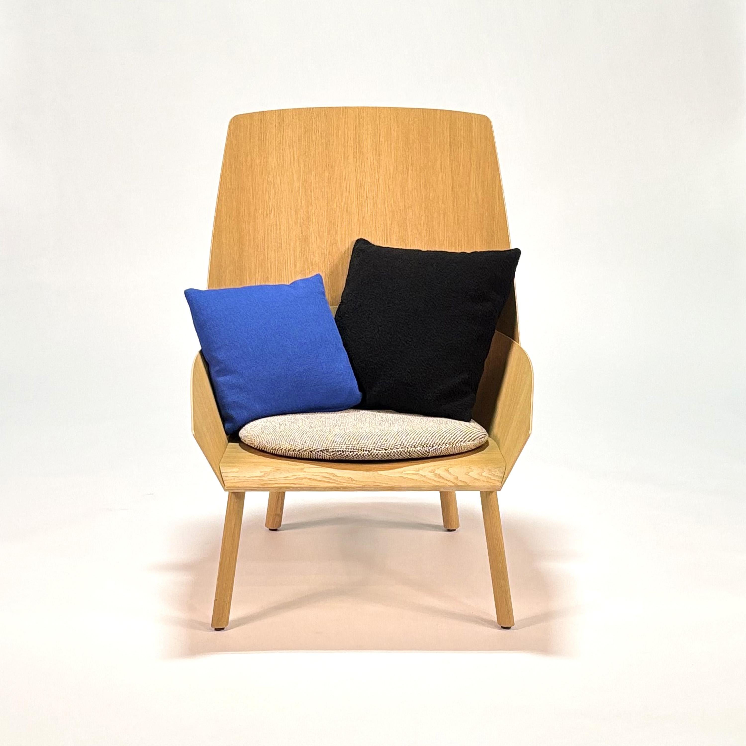 Silla Eugene de Sefan Diez
2010 / 2021

Chapa de roble, lacado transparente con cojines de tela negra, azul y blanca y negra. El cojín del asiento tiene una almohadilla antideslizante en la parte inferior.