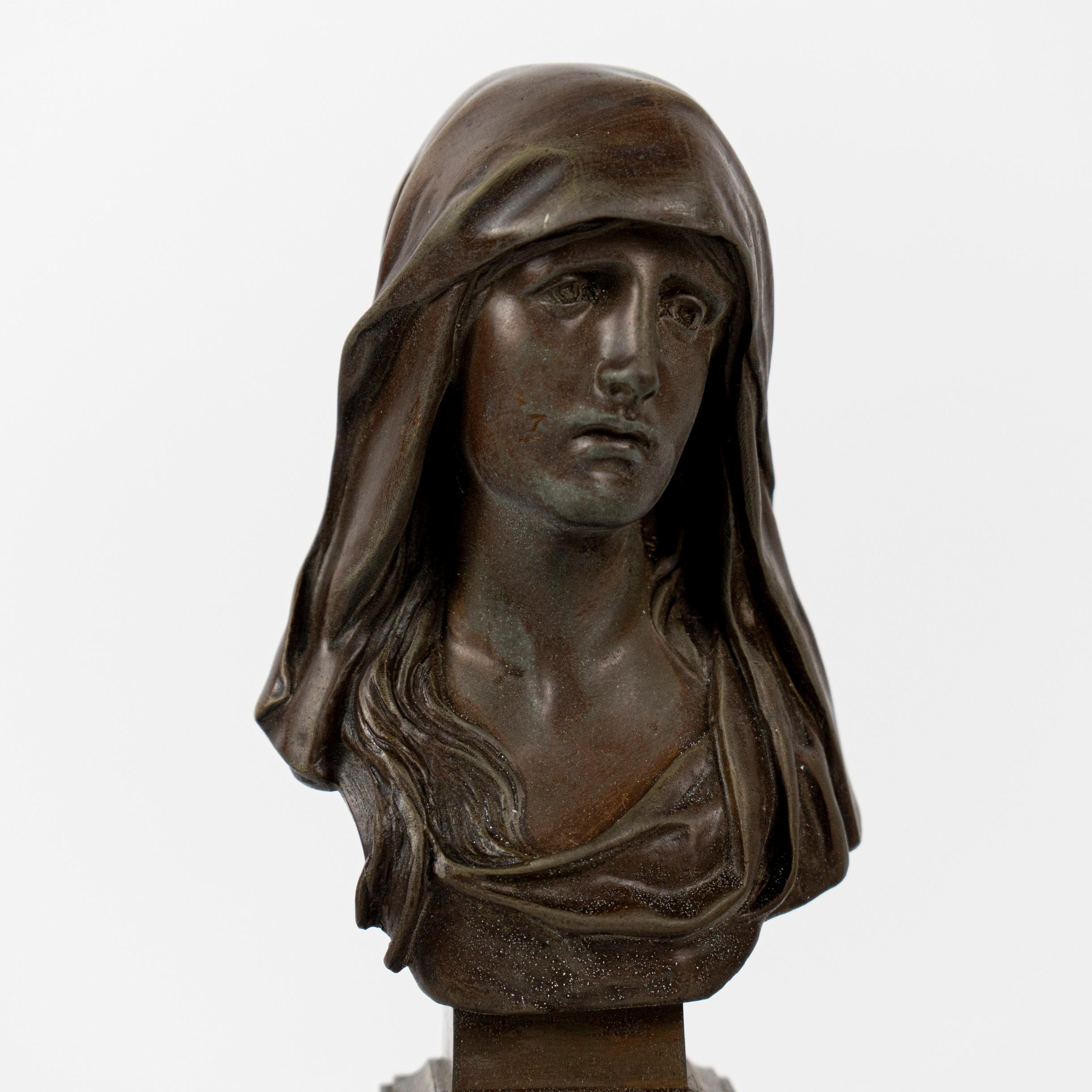 Bustes en bronze du Christ et de Marie avec socles en marbre rouge
Eugène Marioton (Paris 1854-1933)

Cette paire exceptionnelle de bustes en bronze, l'un représentant Jésus-Christ avec une couronne d'épines et l'autre la Vierge Marie, témoigne de