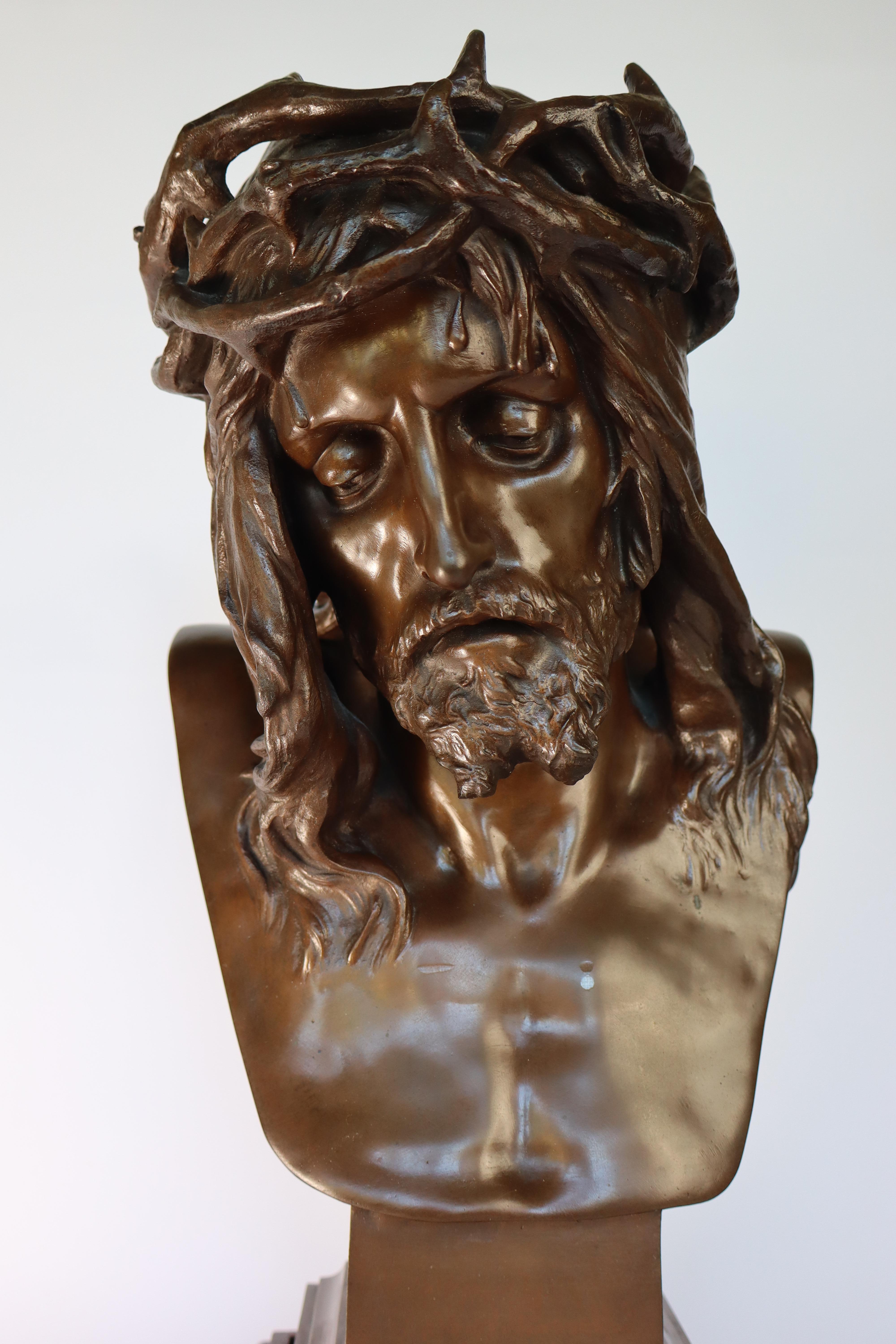 Scultura in bronzo di Cristo

di Eugène Marioton, famoso scultore francese (Parigi 1857-1933)

Quest'opera d'arte risale al 1900 circa ed è realizzata in bronzo fuso.
Finemente cisellato e patinato.

Firmato dall'artista e con il timbro della