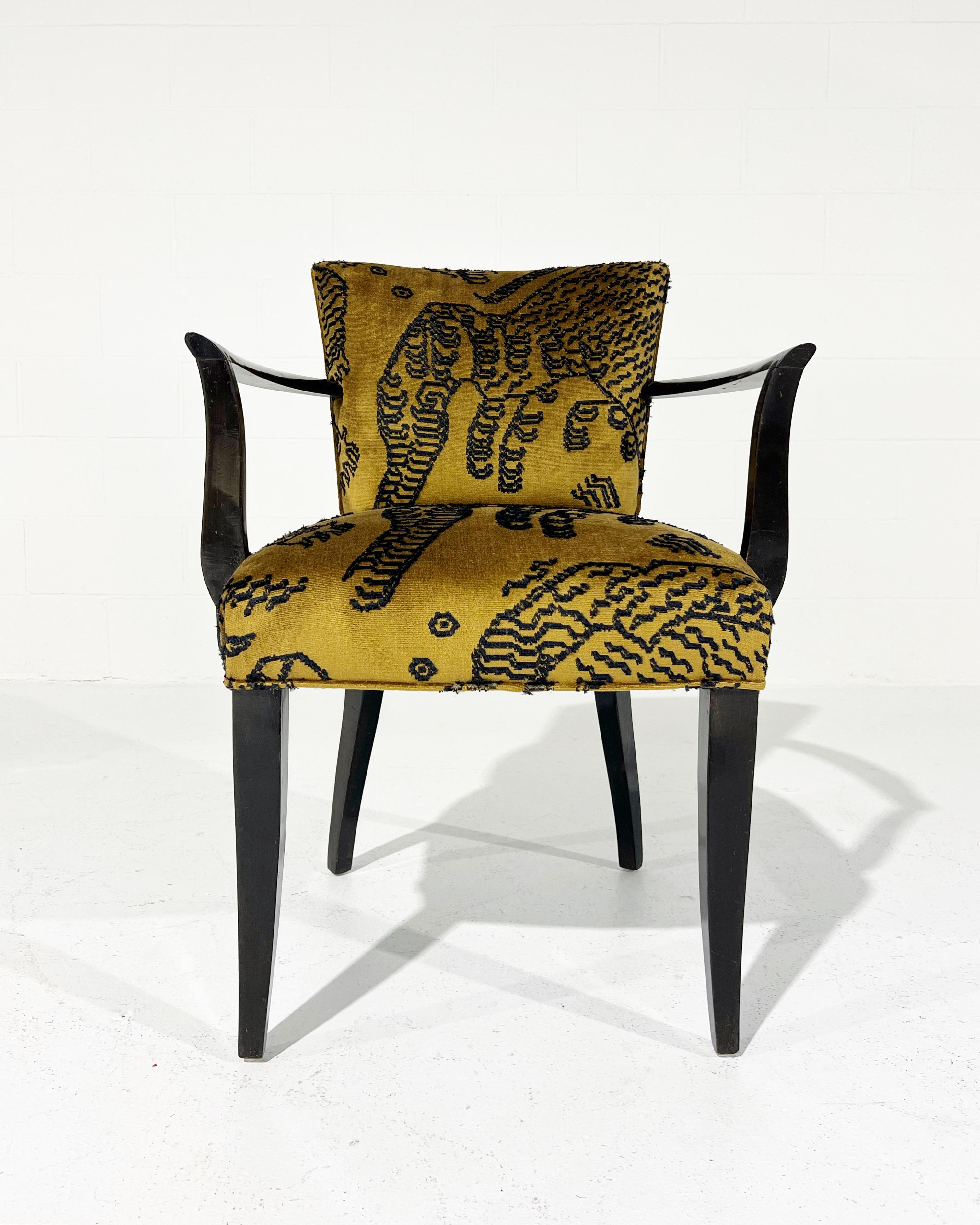Eugene Printz war ein französischer Designer, der vor allem für seine bahnbrechenden Sitzmöbel aus Holz bekannt ist. Printz' Werk zeichnet sich besonders durch die Verbindung von Edelhölzern mit einer modularen und progressiven Designästhetik aus,