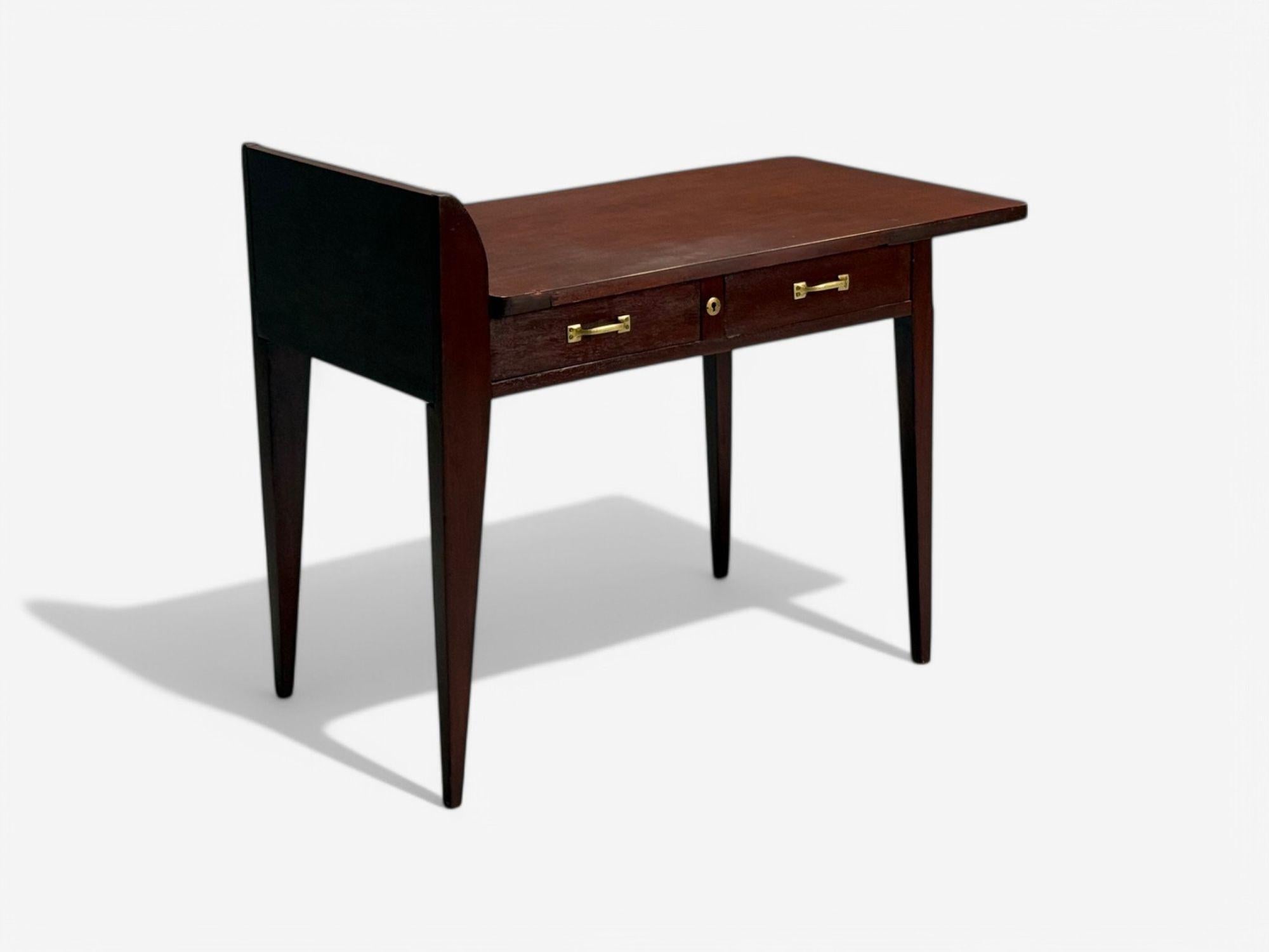 Eugene Printz, Französischer Art Deco, Mahagoni, seltener asymmetrischer Schreibtisch, Frankreich, um 1925

Beispiel für einen asymmetrischen Schreibtisch, entworfen von Eugène Printz (1889-1948) für die Einrichtung von Studentenzimmern in der Cité