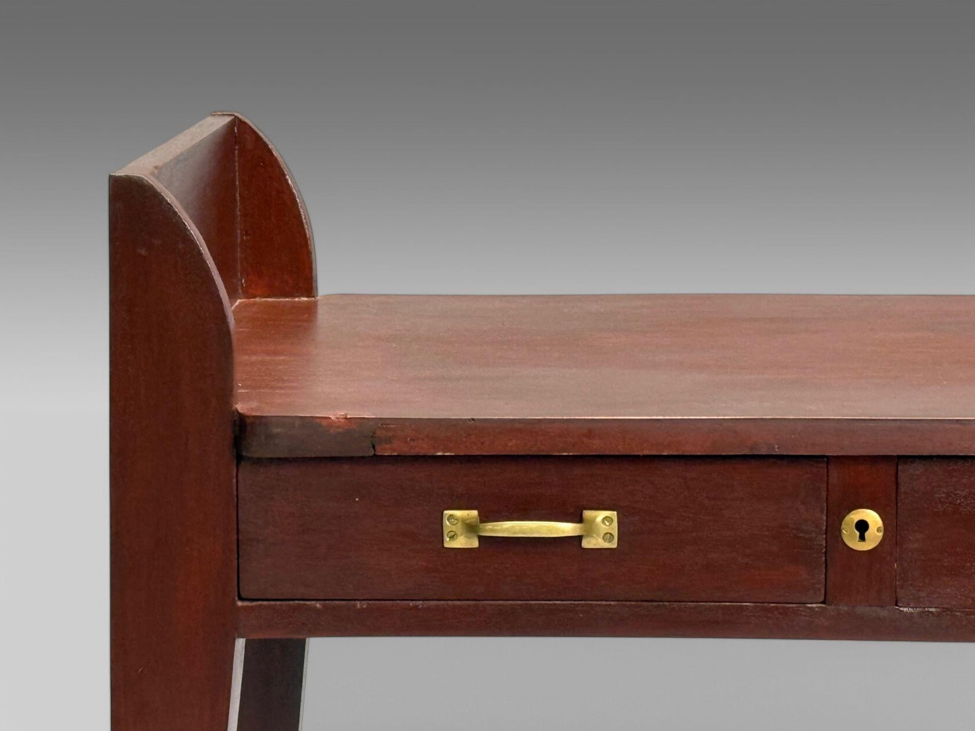 Eugene Printz, Französischer Art Deco, Mahagoni, seltener asymmetrischer Schreibtisch, Frankreich, um 1925 (Frühes 20. Jahrhundert) im Angebot