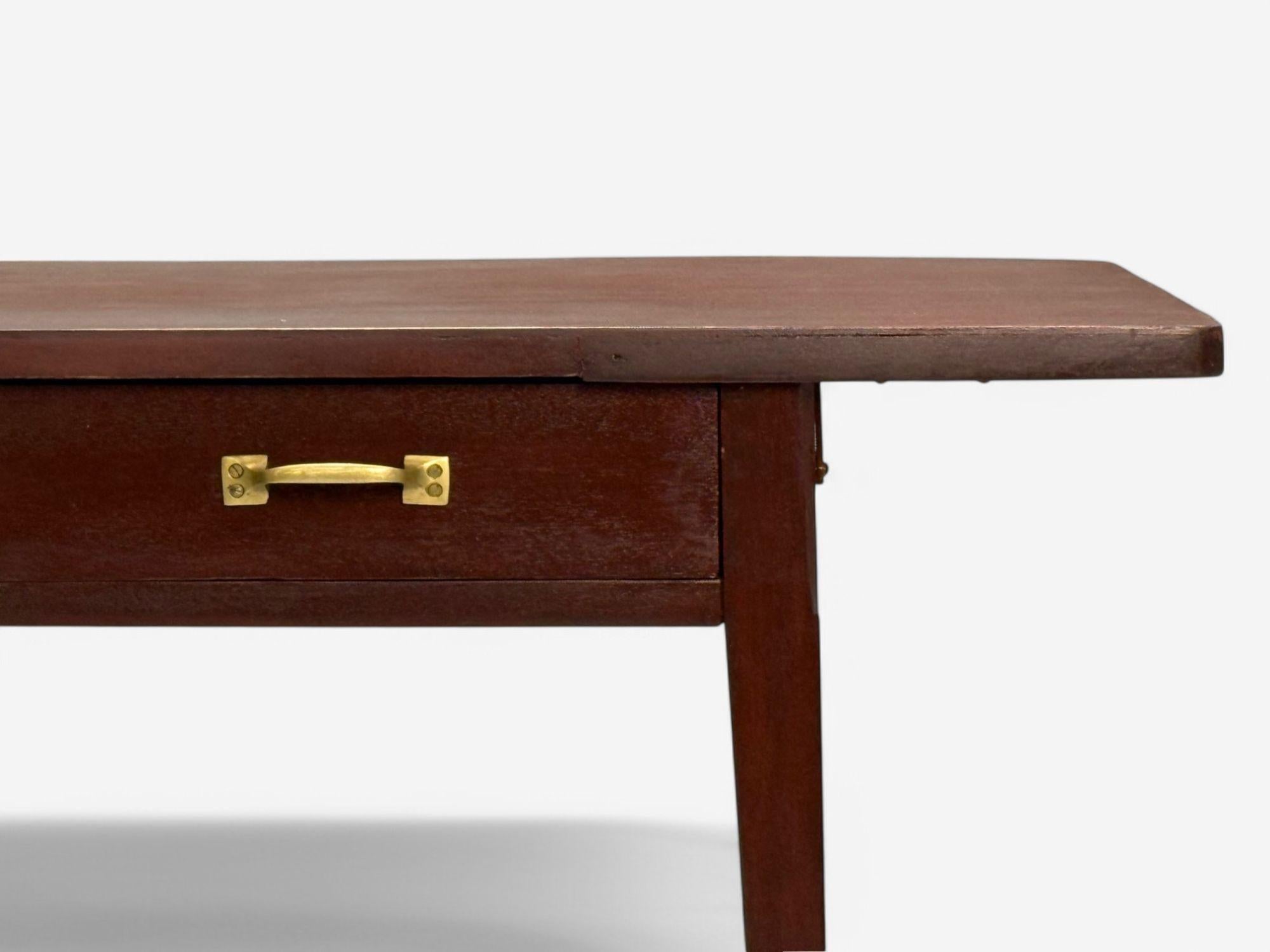 Eugene Printz, Französischer Art Deco, Mahagoni, seltener asymmetrischer Schreibtisch, Frankreich, um 1925 (Messing) im Angebot