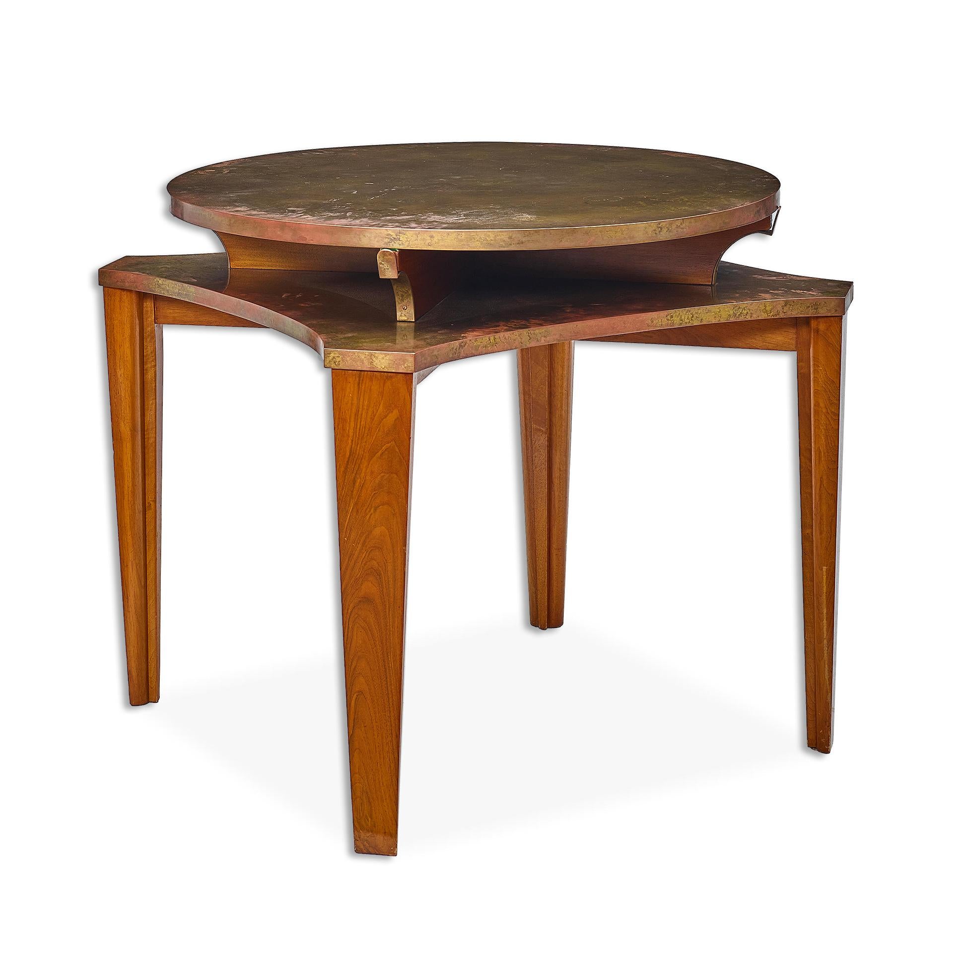 Eugene PRINTZ (1889-1948)
Exceptional bridge table in Rosewood with a removable and reversible superior top, covered with a plate of patinated brass and held by fin shaped supports, and standing on an intercalary top also covered in Oxidized