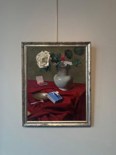 Rosen und Zigaretten auf dem roten Tischtuch