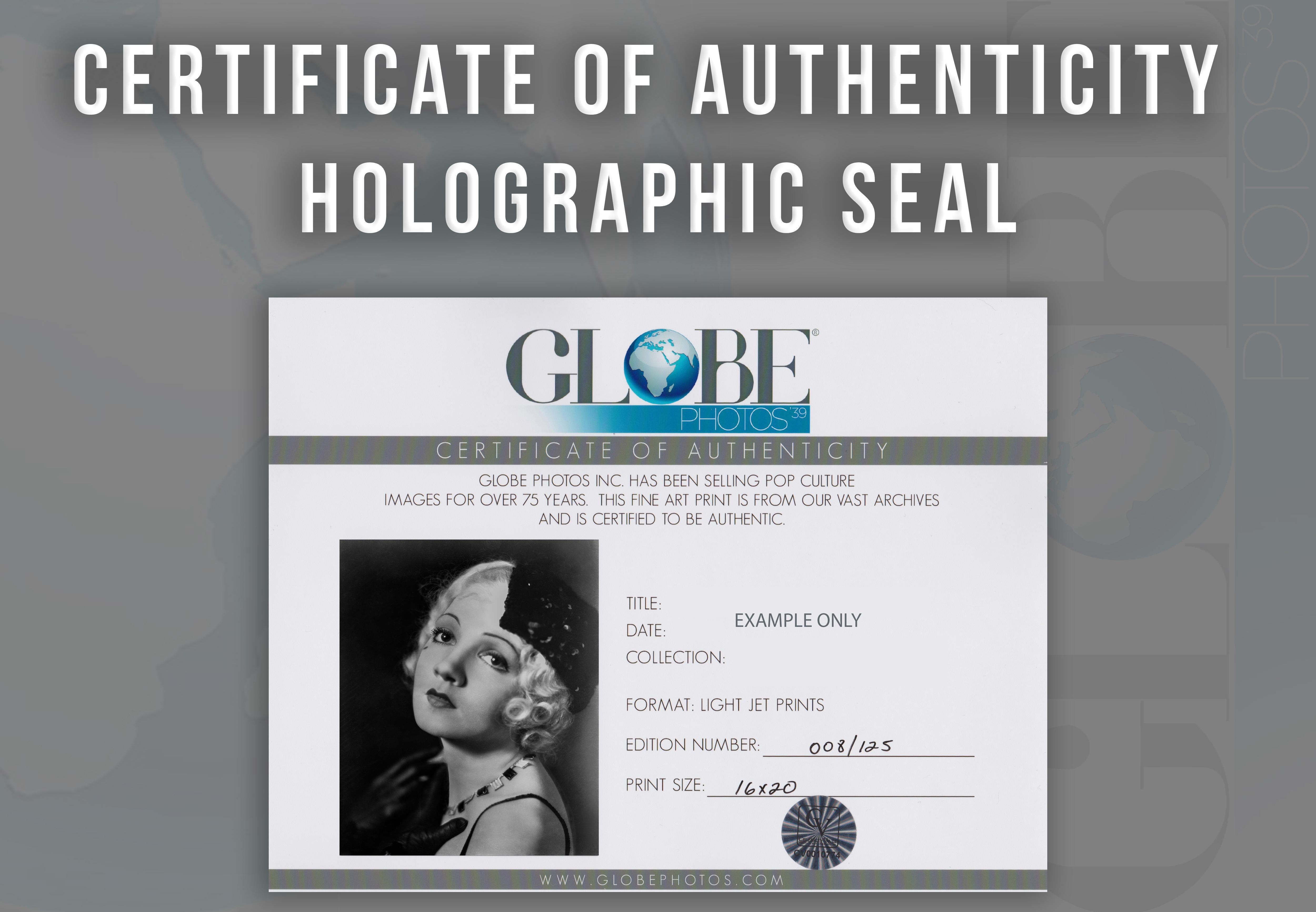 Ce portrait en noir et blanc représente l'actrice de cinéma américaine et l'une des figures de proue d'Hollywood pendant plus de deux décennies, Claudette Colbert. Colbert est représenté ici dans un portrait de studio classique en gros plan, penché