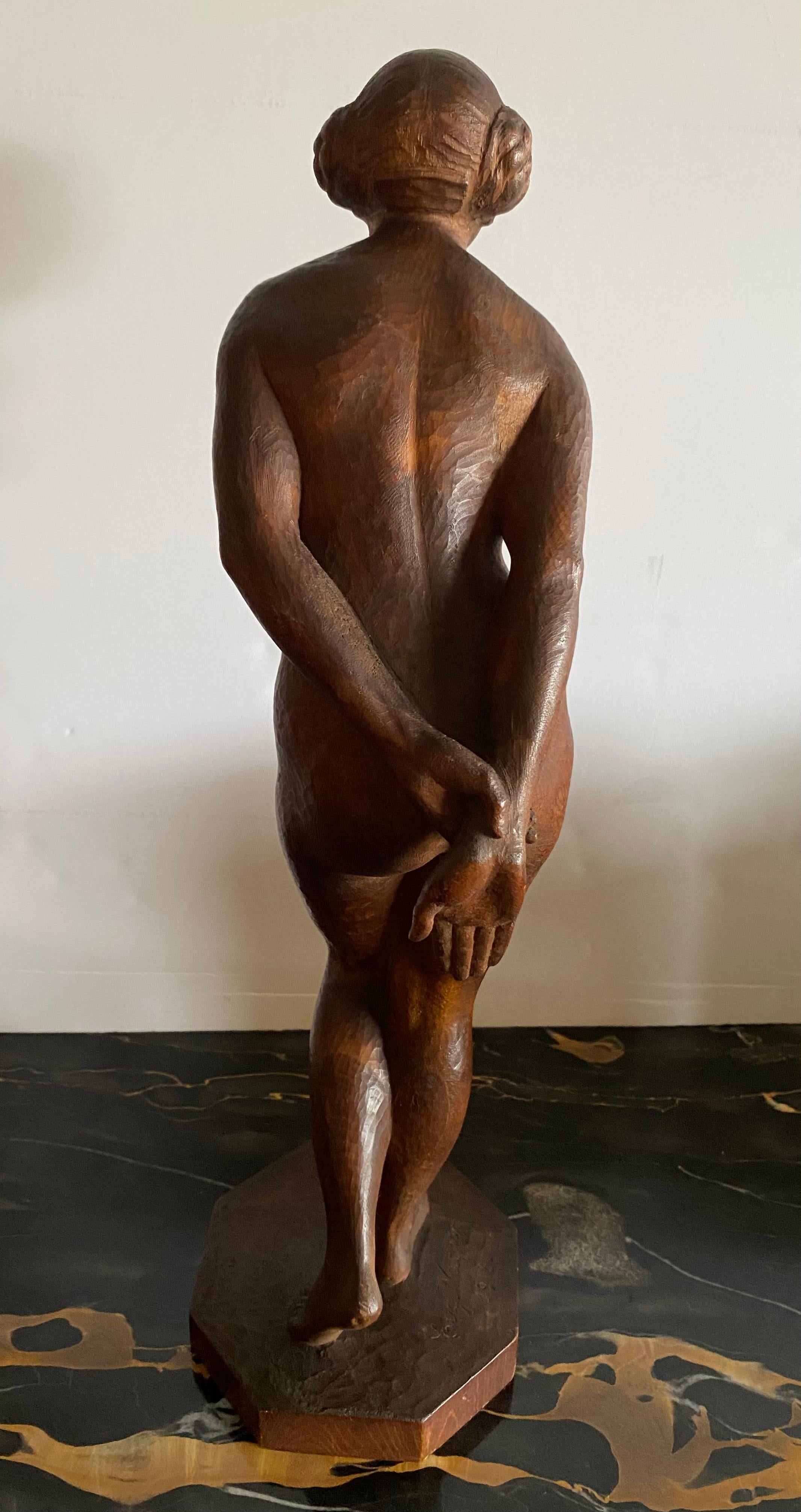 Una scultura originale in legno intagliato di un nudo in piedi in stile Art Deco.
Scultore tedesco (1871 Berlino - 1942 ibid), studiò all'Accademia di Dresda, partecipò a mostre a Monaco, Düsseldorf e Berlino.