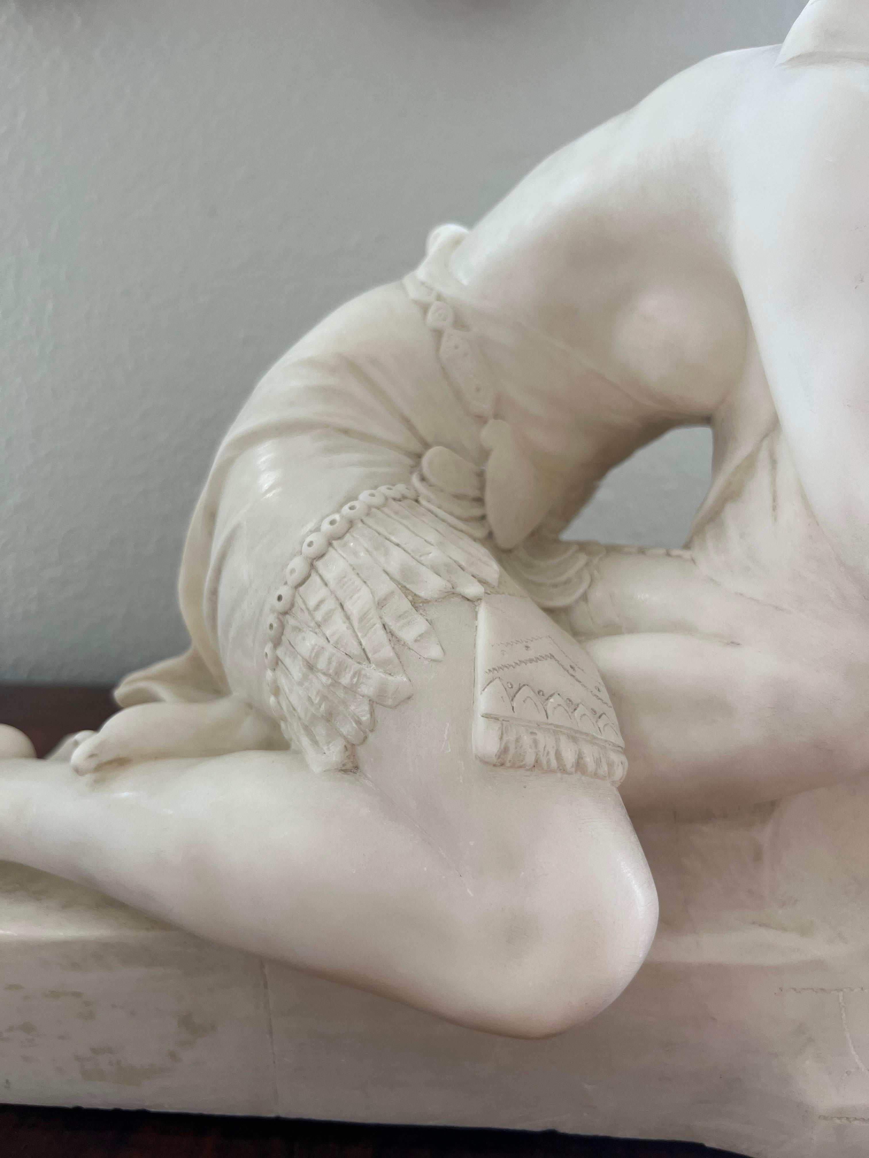 Weiße Alabaster-Skulptur von Kleopatra, halbnackt in Ruhestellung.  Tolle Details an Kleidung und Kopfschmuck.  Das Gesicht ist scharf geschnitzt.  Die Skulptur wird aufgrund des Stils und des Themas stark auf Eugenio Battiglia zurückgeführt. 