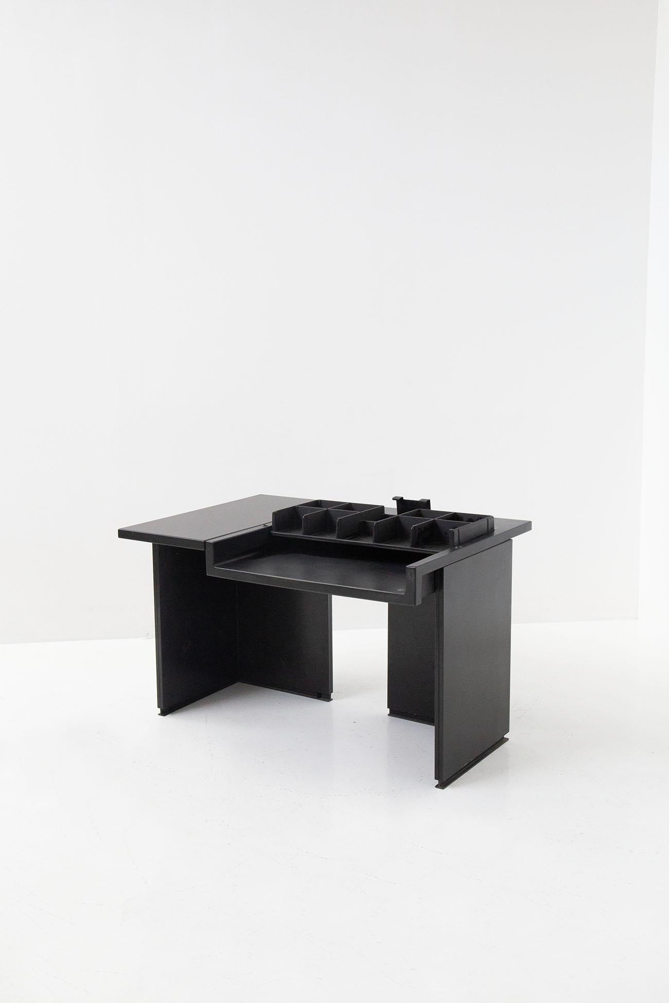 Beautiful desk Eugenio Gerli and Osvaldo Borsani designed the Graphis desk system for Tecno, Italy in 1968. The desk is part of a design for a modular system. This black desk is as simple as possible and is made of plastic with steel-metal feet and
