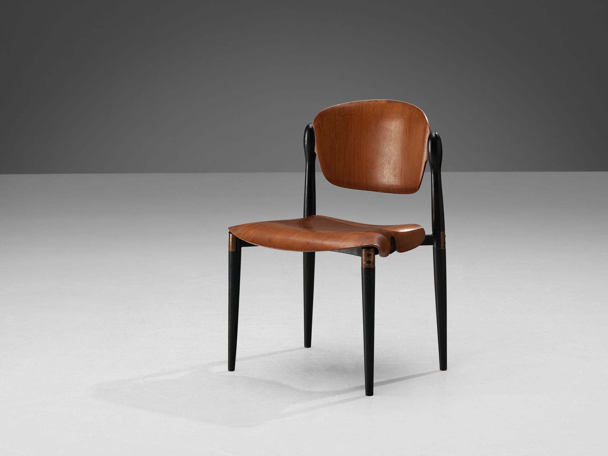 Eugenio Gerli pour Tecno, chaise de salle à manger, modèle S83, contreplaqué de teck moulé, Italie, conception et réalisation 1962

Une chaise délicate modèle S83 conçue et produite par Eugenio Gerli pour Tecno en 1962. Le dossier et l'assise sont