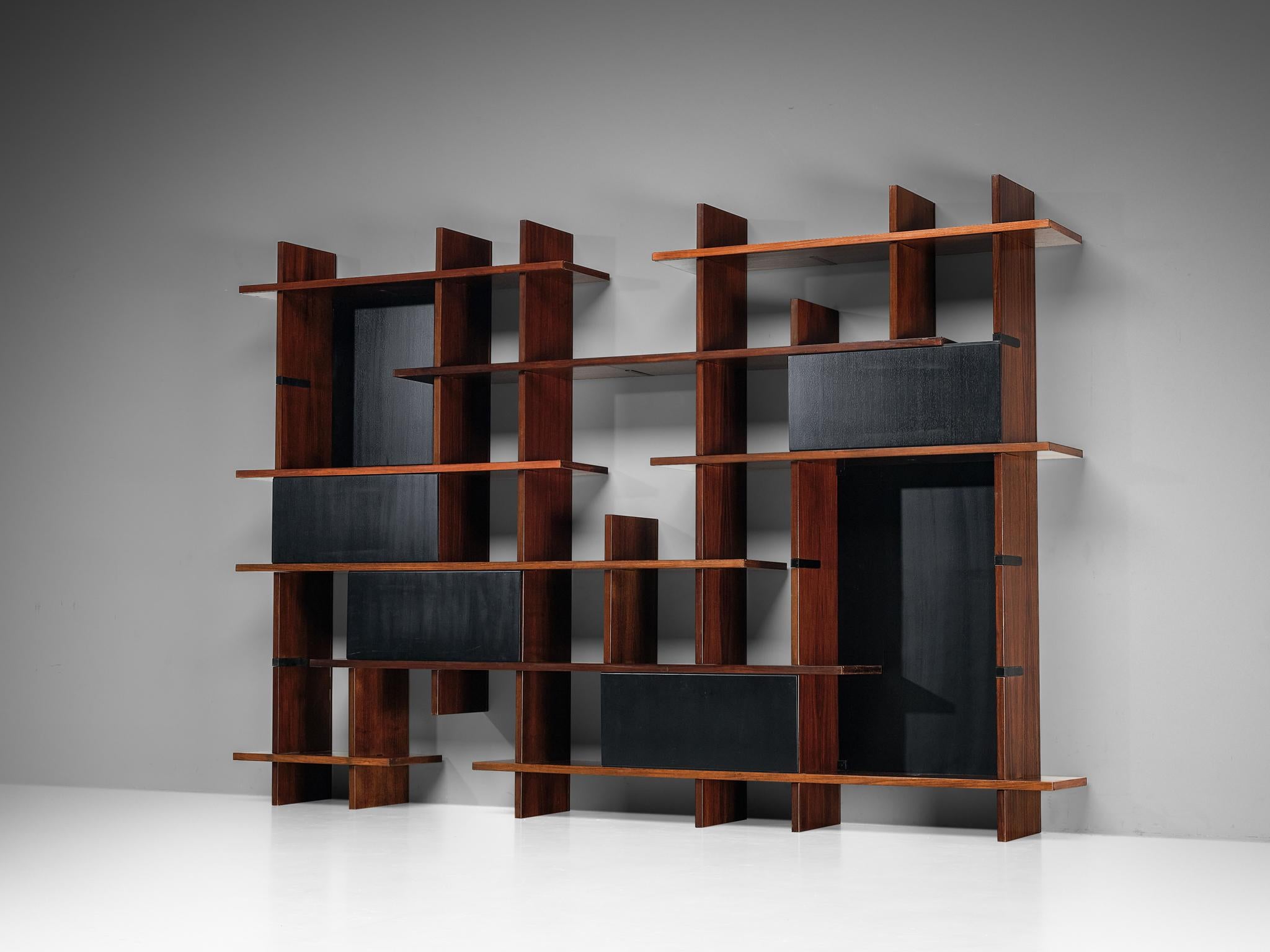 Eugenio Gerli für Tecno ,'Domino' Bibliothek, Holz, schwarz lackiertes Holz, Italien, 1966

Modernes und attraktives modulares Bücherregalsystem, entworfen von Eugenio Gerli für Tecno im Jahr 1966. Dieses Stück kann in verschiedenen Kompositionen