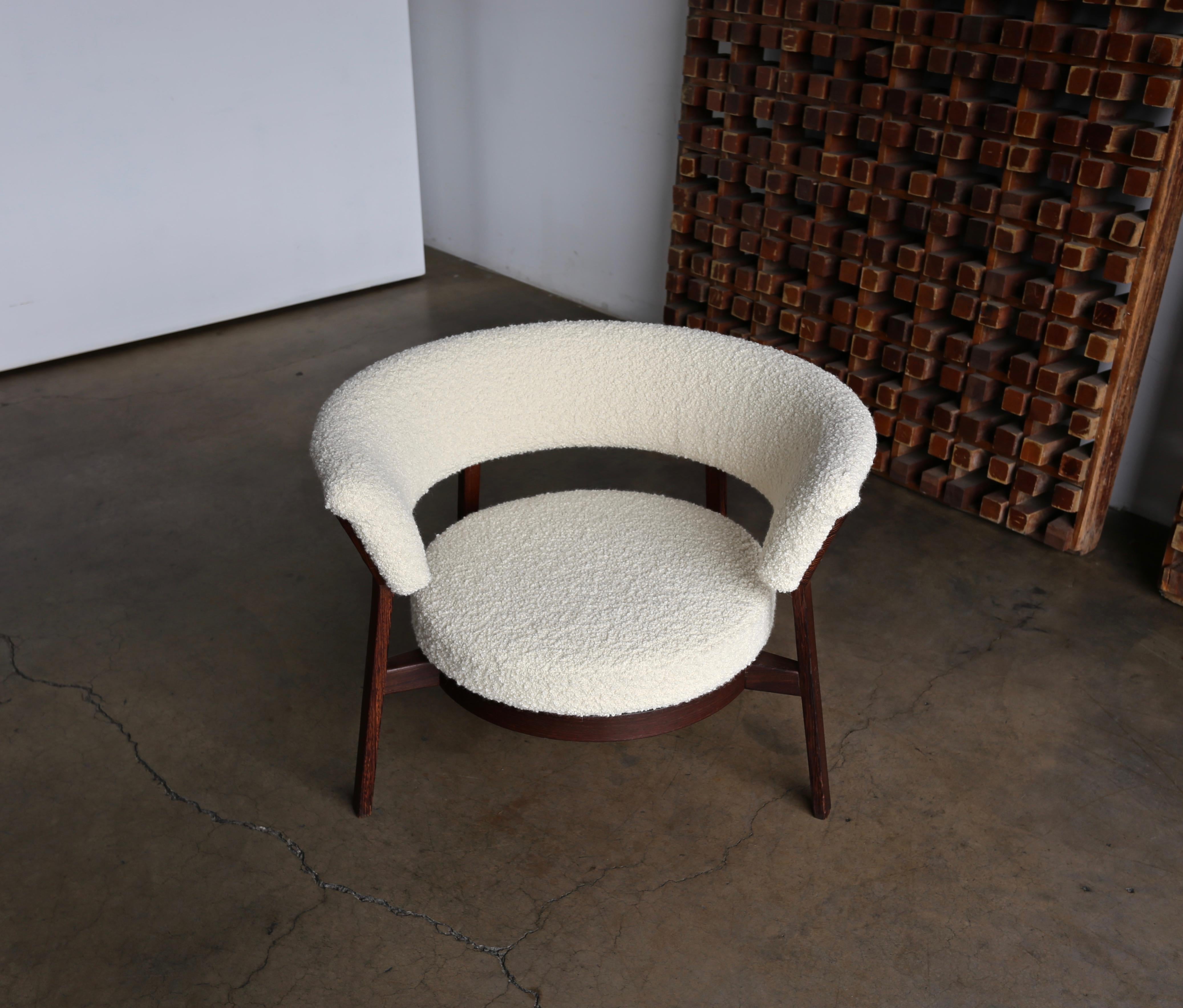 Rare Eugenio Gerli P28 lounge chair for Tecno Italy, circa 1958. Tiger wood frame. New bouclé upholstery.