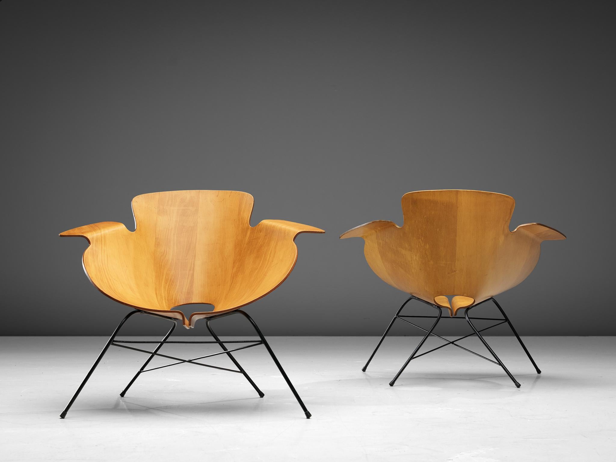 Eugenio Gerli for Società Compensati Curvati, pair of lounge chairs, walnut, plywood, metal, Italy, 1958

A dynamic pair of easy chairs in plywood and black coated metal. The seats are veneered in walnut that shows a lovely natural grain. The shell