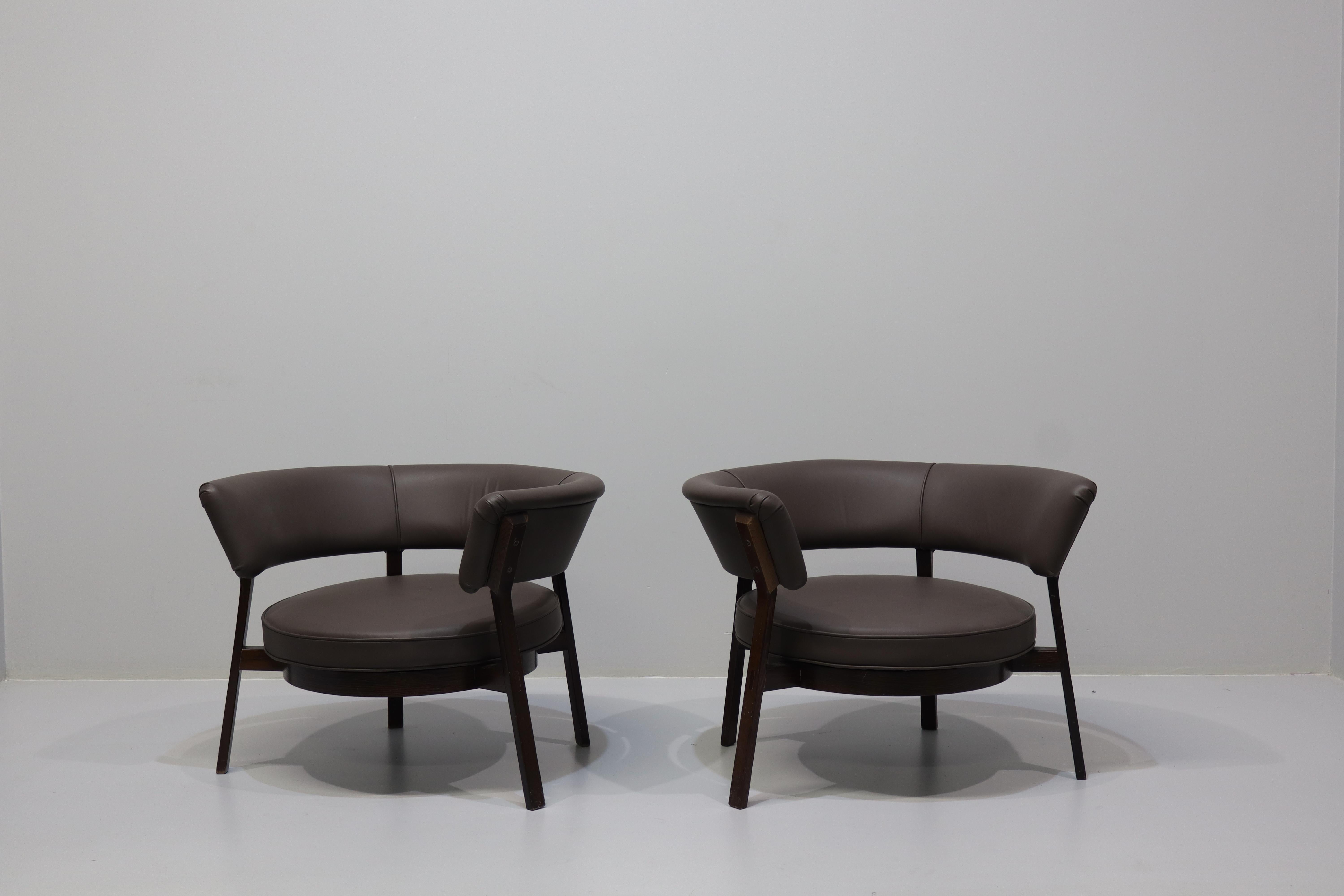 Eugenio Gerli for Tecno, pair of armchairs, model 'P28', wenge, leather, Italy, 1958