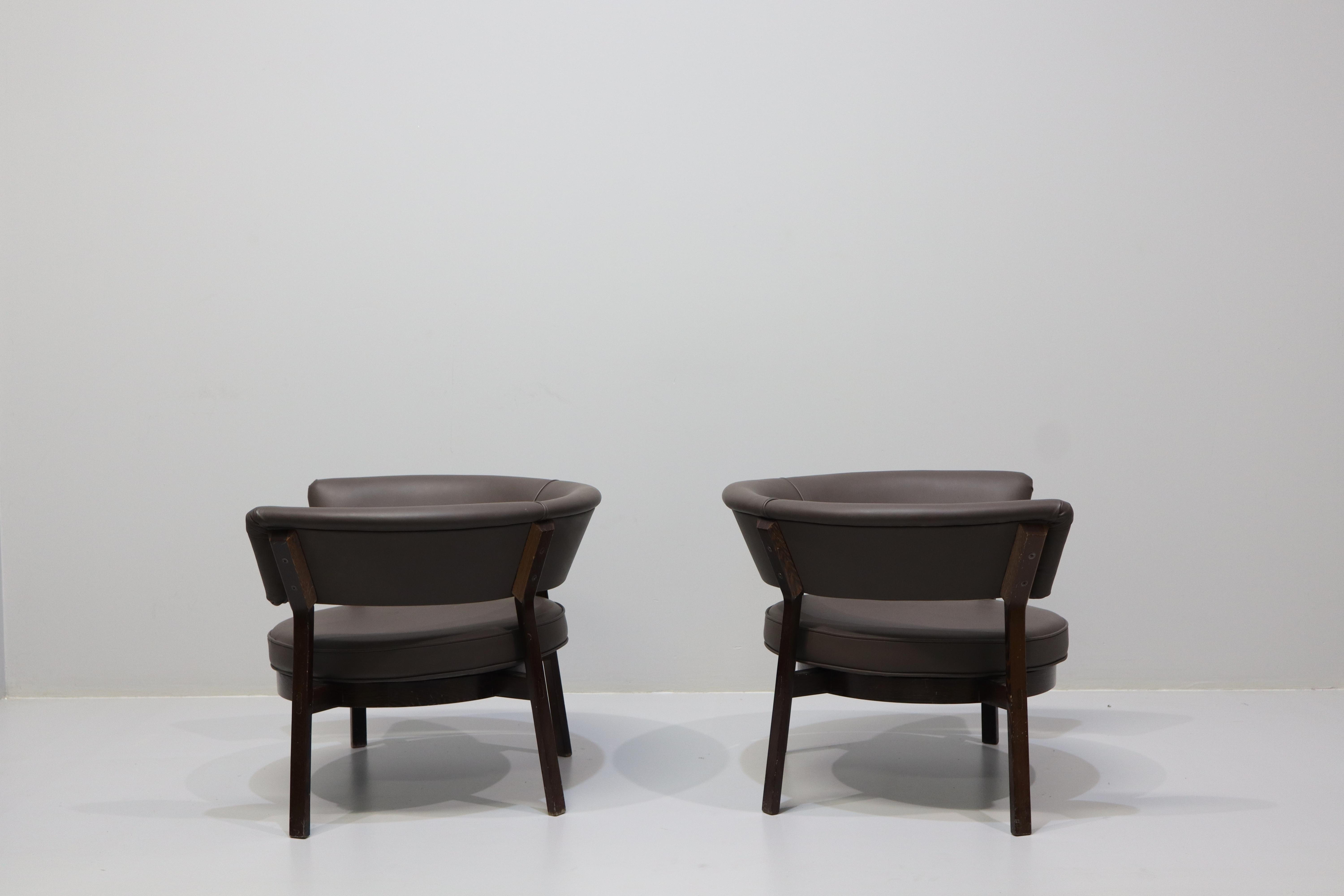 Mid-Century Modern Eugenio Gerli for Tecno 'P28' Pair of Lounge Chairs in Wengé For Sale