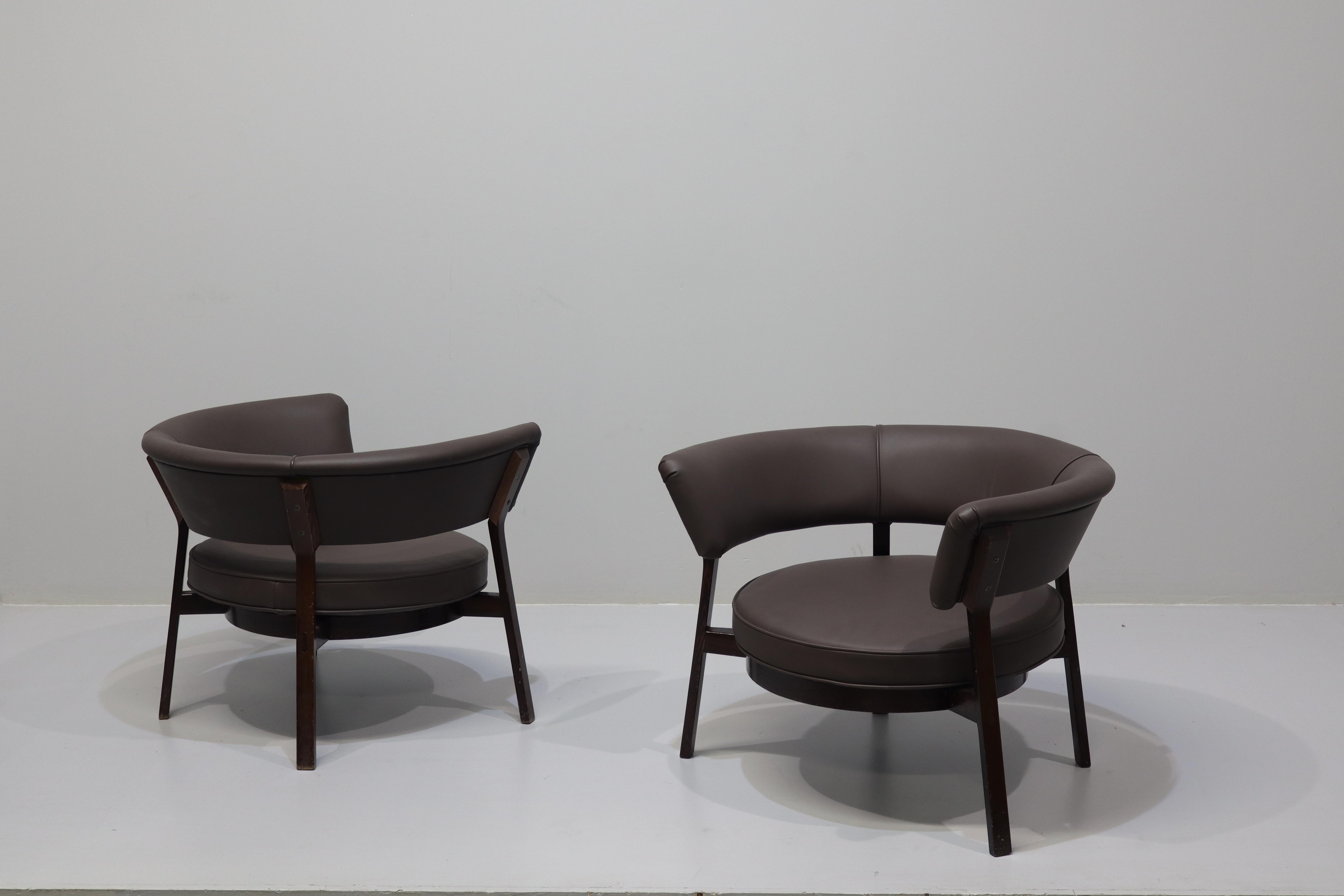 Italian Eugenio Gerli for Tecno 'P28' Pair of Lounge Chairs in Wengé For Sale