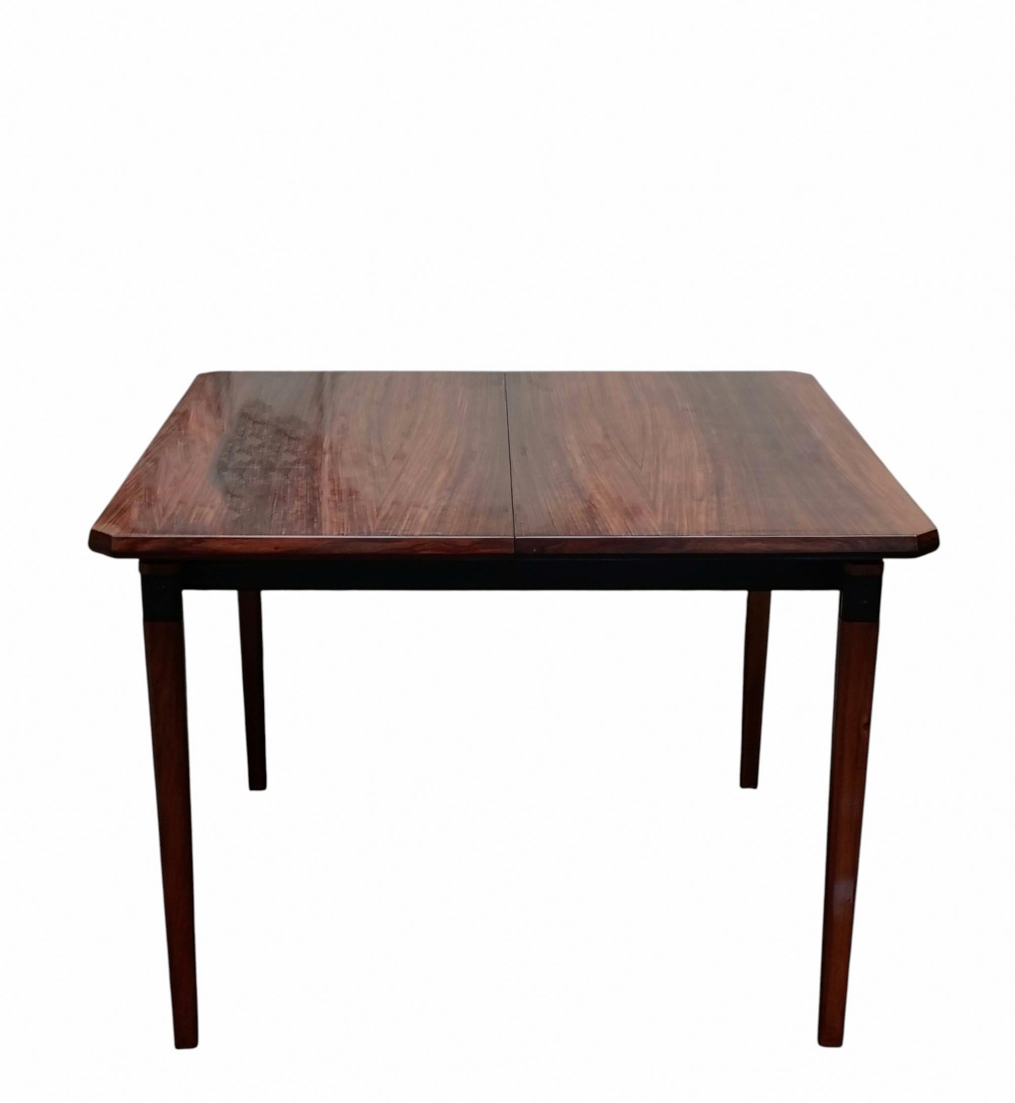 Tavolo estensibile  Mod. 'T97' disegnato da Eugenio Gerli per la Ditta Tecno 1963.
Il tavolo e' allungabile, il piano in  legno teak, la stuttura in legno di faggio tinto, metallo verniciato e cromato. 
Misure in configurazione quadrata: cm 75 (h) x