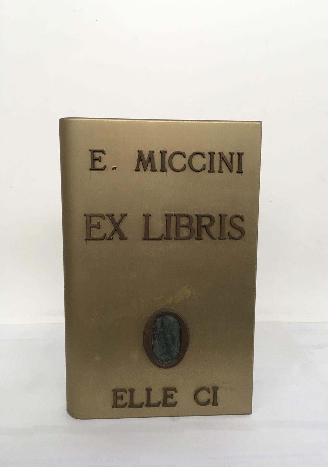 This intense artwork was created in 1970 by the Italian artist Eugenio Miccini. It is a multiple of 30 specimens, numbered and signed 3/30. The title is "Ex Libris" translated in "From book".
Eugenio Miccini completed his study in Human field and