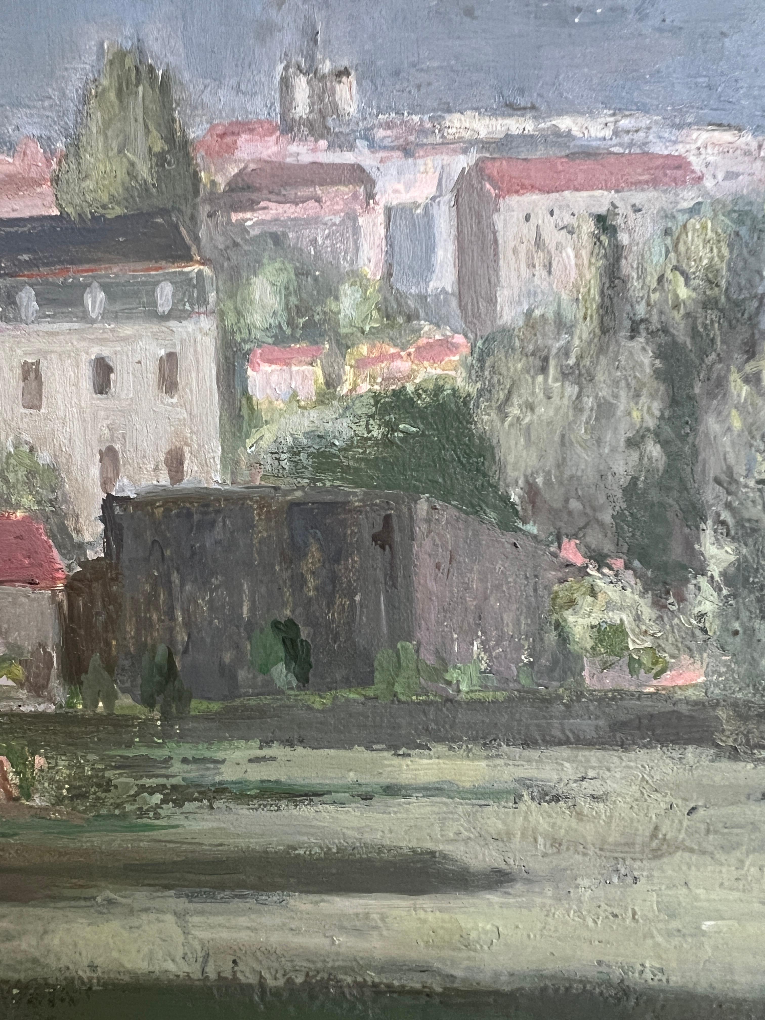 Lavori su tela
Telaio originale
63 x 55 x 5 cm
La città - Vista su Ginevra
Quest'opera d'arte raffigura un paesaggio urbano ai margini di un'area naturale. Dominata dai toni del verde e del grigio, la scena rivela un sorprendente contrasto tra la