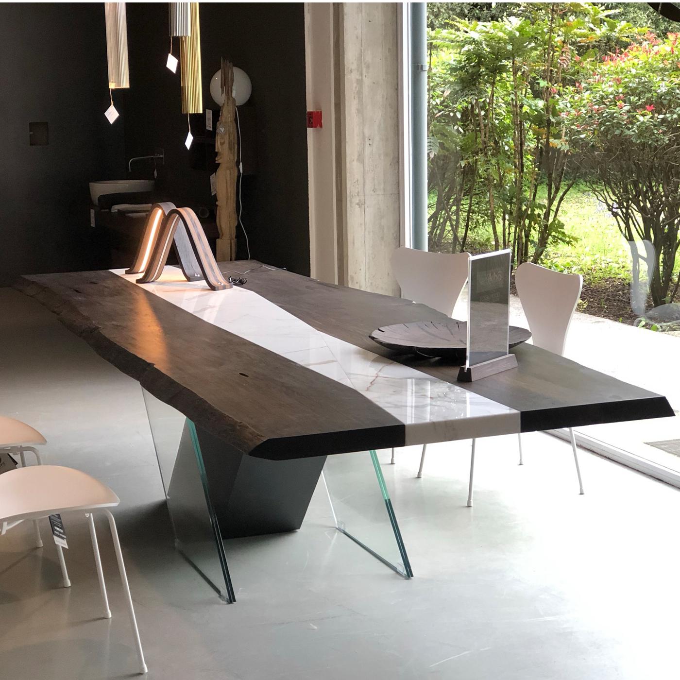 This table, with its contemporary lifestyle design, preserves the veins and colors of the original trunk. The wood’s color has been beautifully modified by the passage of time. The certificate of the C14 carbon test states the uniqueness and the