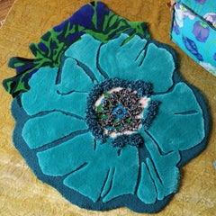 Tappeto “Eula Flower” in misto poliestere dai toni blu di Ken Scott