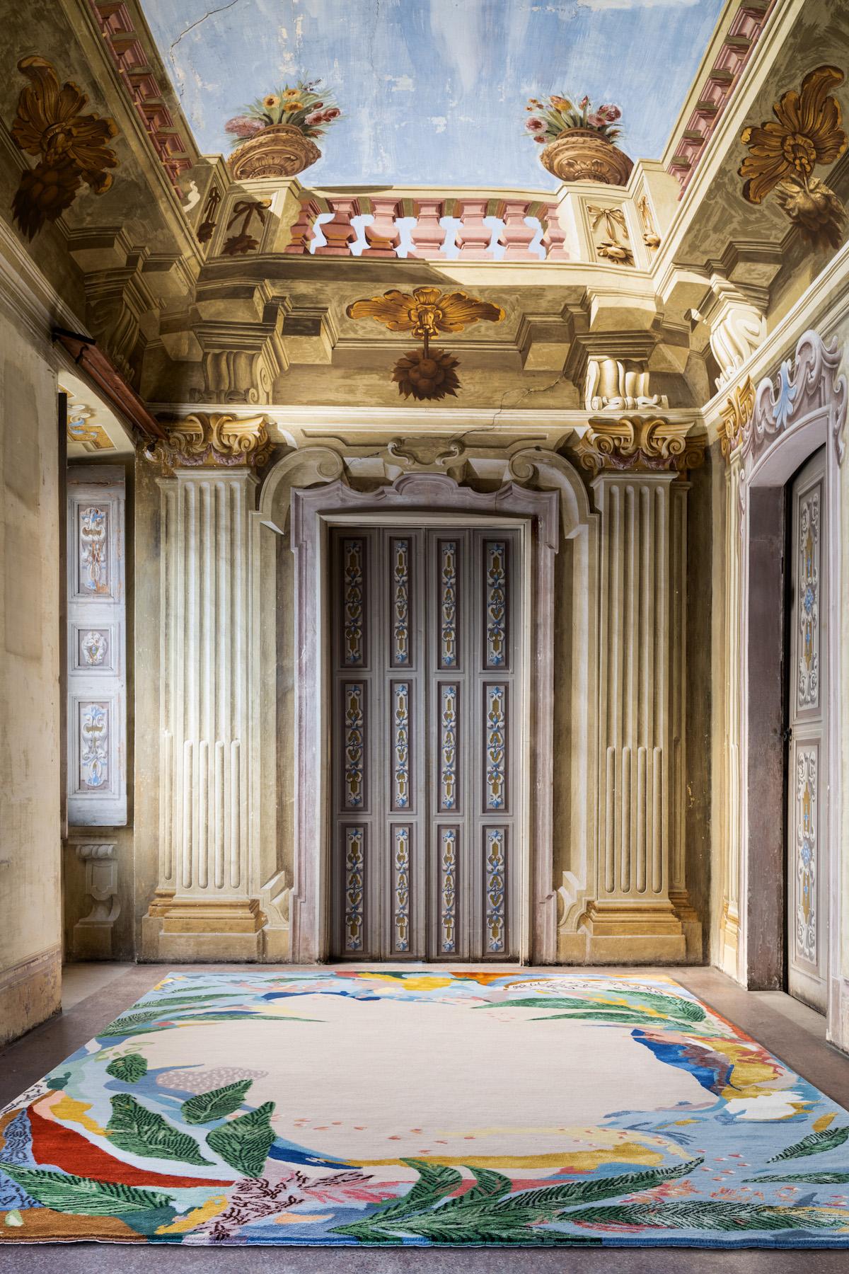 Die Malerin Micaela Yearwood-Dan ließ sich von dem Konzept botanischer Räume und ihrer heilenden Wirkung inspirieren und entwarf ihren Teppich mit einem zentralen Wollfeld, das von einer lebhaften Kakophonie botanischer Seidenmuster umgeben ist, die
