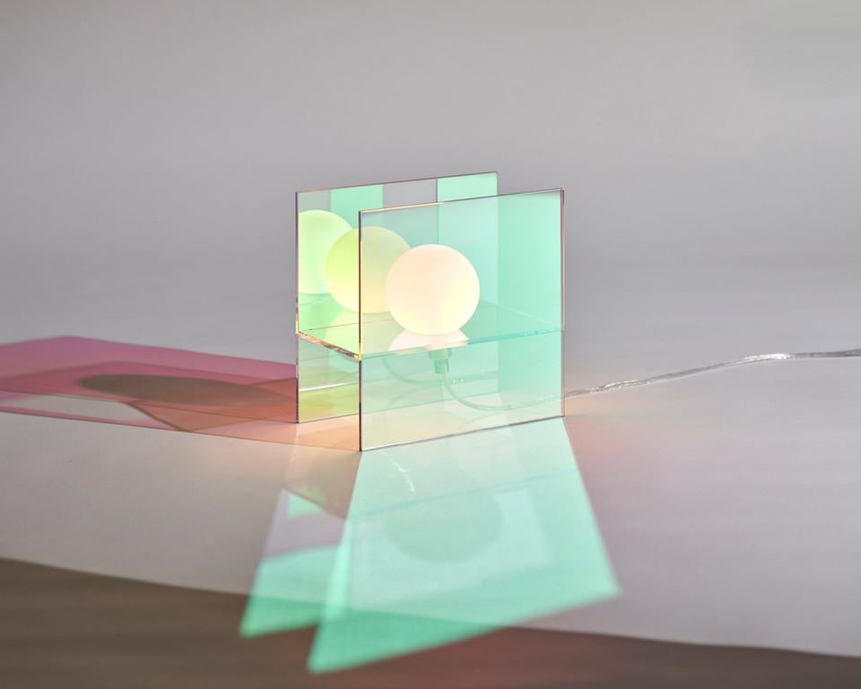 Lampe à poser Euphoria par Studio Monsoleil
Dimensions : D 12 x L 12 x H 25 cm.
Matériaux : Verre feuilleté.

Toutes nos lampes peuvent être câblées en fonction de chaque pays. Si elle est vendue aux États-Unis, elle sera câblée pour les États-Unis,