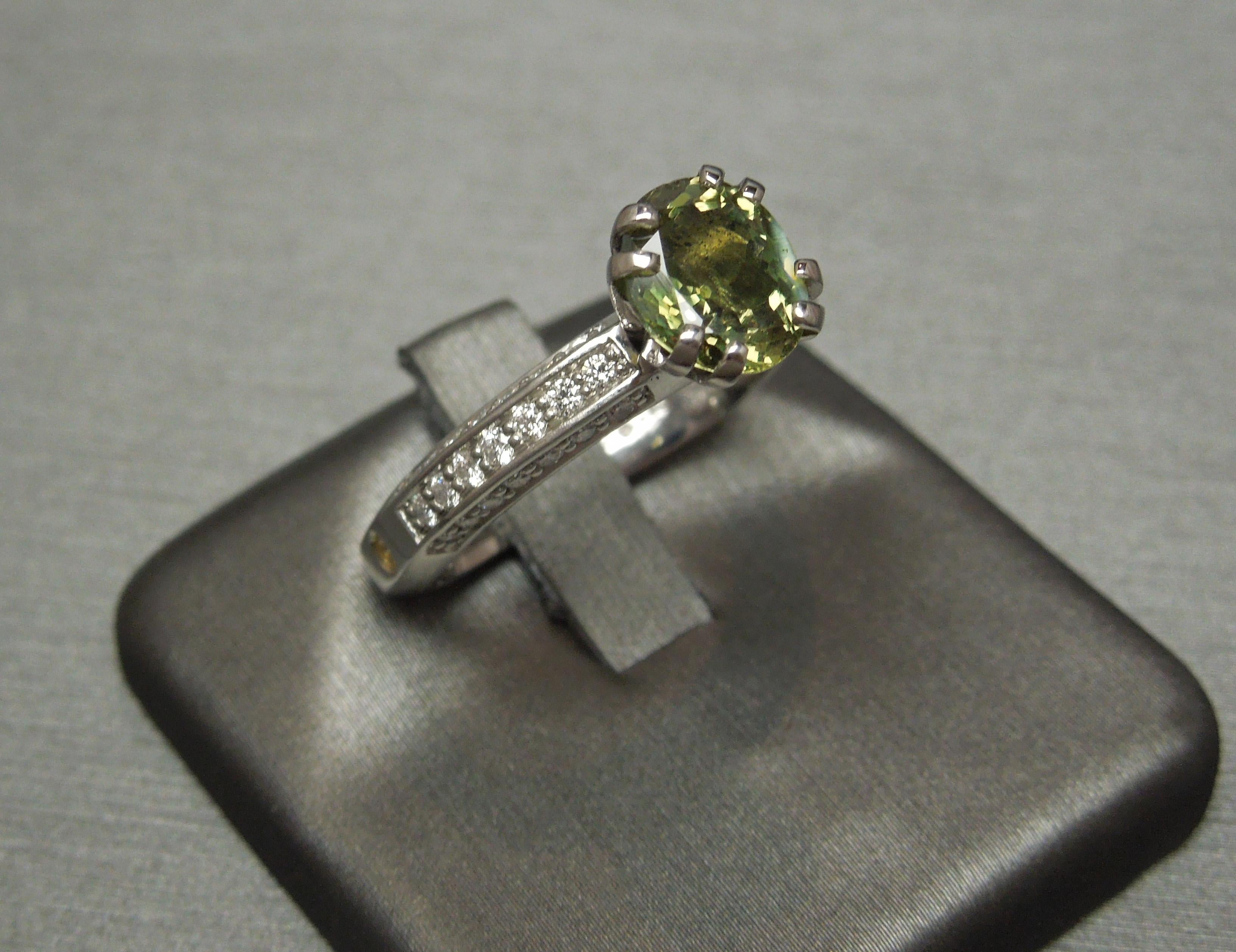 Dieser Alexandrit- und Diamantring im Art-Déco-Design mit dreireihiger Pflasterung verfügt über einen quadratischen Schaft, der den Solitär in der Mitte des Fingers hält und so strukturiert ist, dass sich der Ring nicht auf dem Finger drehen kann -