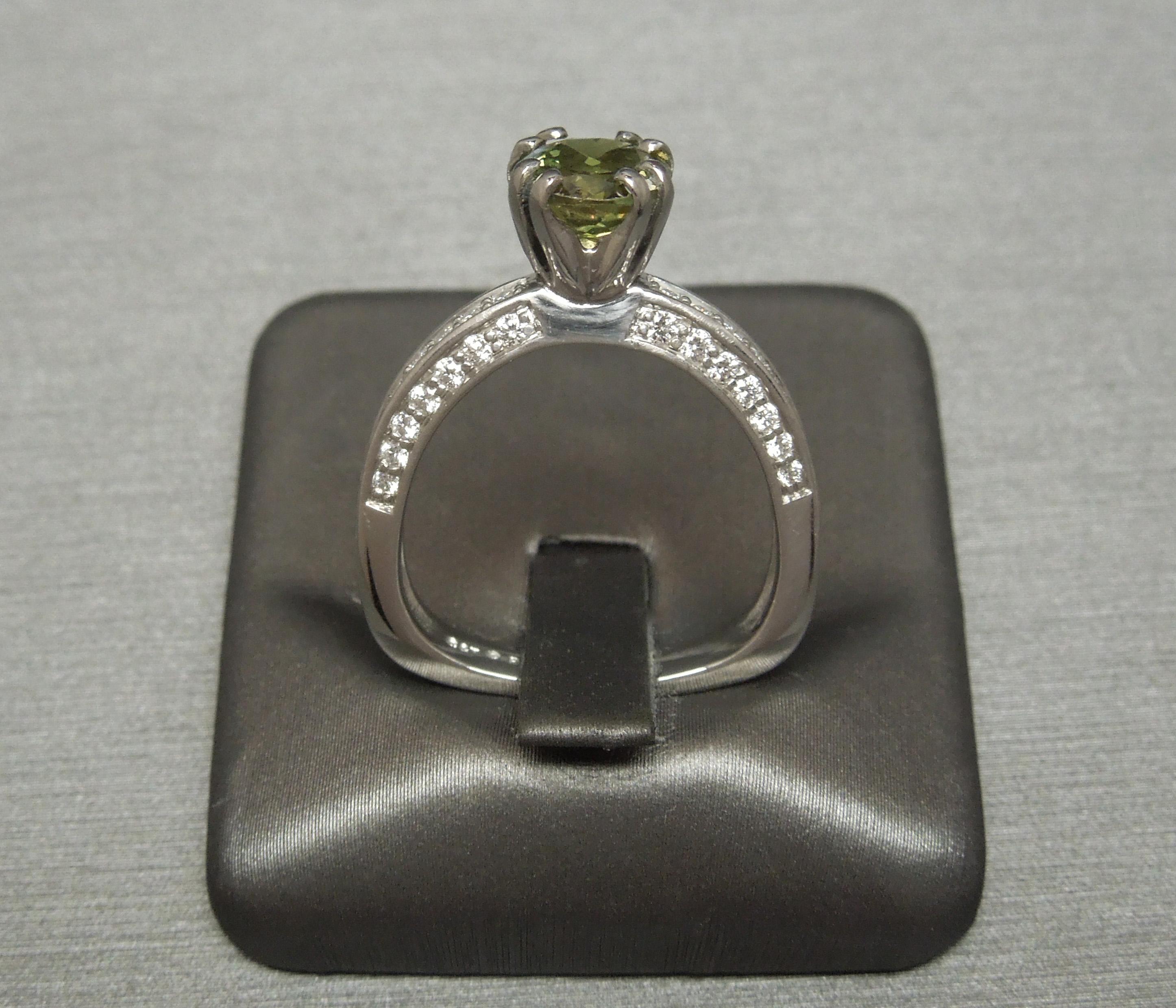 Euro 1.50 Carat Alexandrite and Diamond Platinum Ring For Sale 2