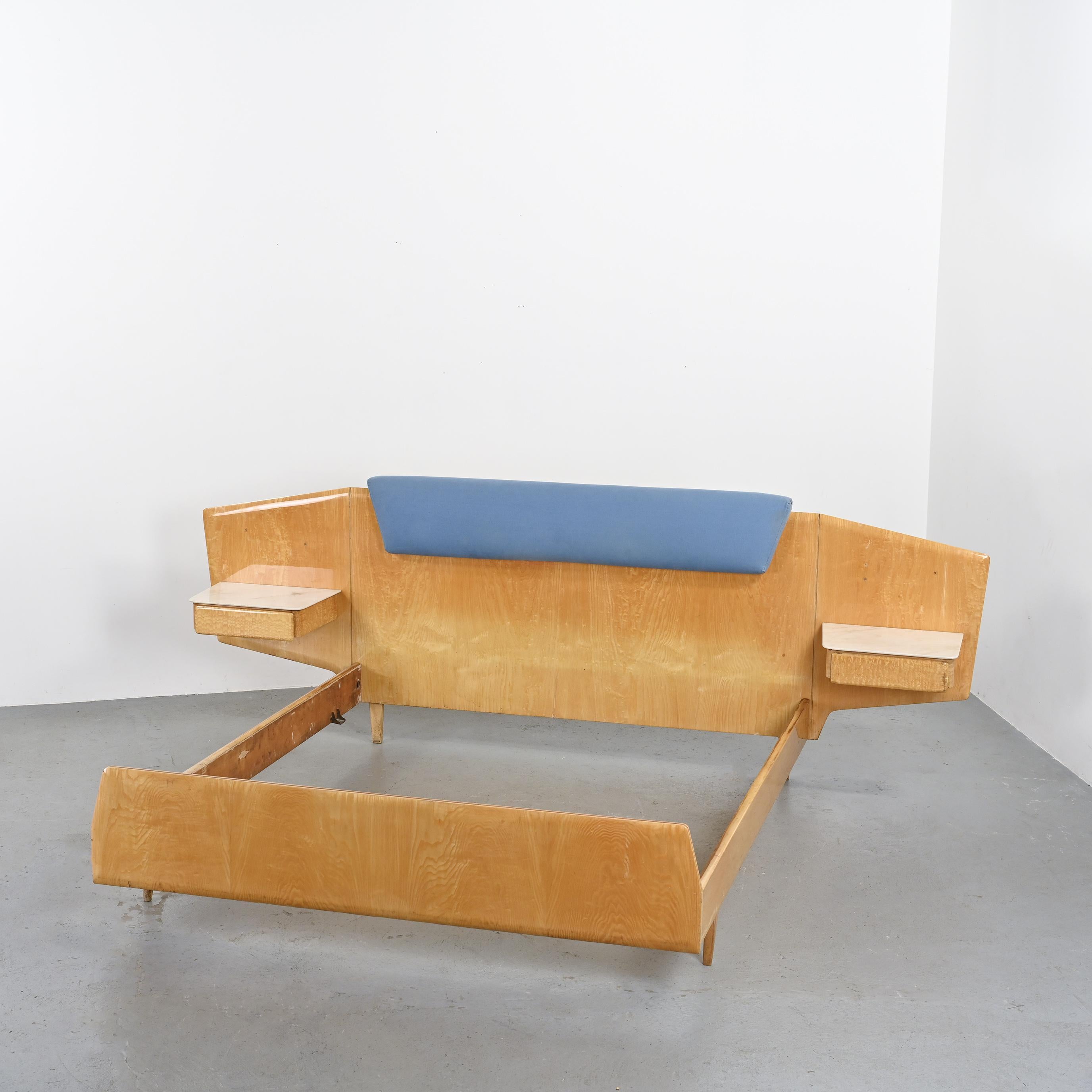 
Rare Euro King bed model, designed by Gio Ponti circa 1957.

This exceptional piece features an organic design for both the headboard and footboard, with two integrated nightstands crafted from beech wood veneered with light walnut burl. The