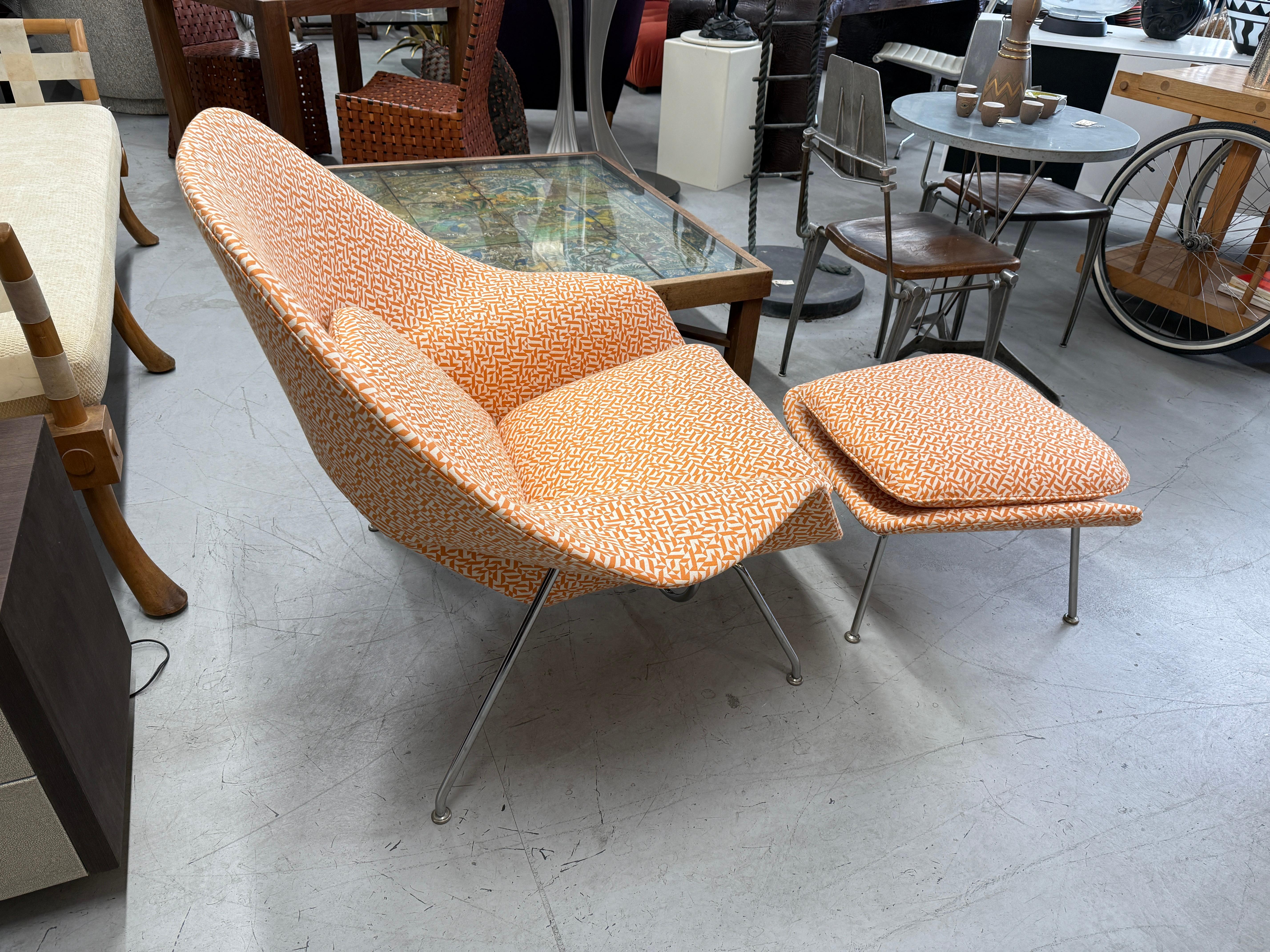 A stunning Eero Saarinen Womb chair and ottoman for Knoll redone in a Knoll Eclat Tangeine fabric which is an Anni Albers Iconic 1974 design translated into a weave in 2007.  
Eclat Weave is an archive-inspired classic upholstery.
Originally