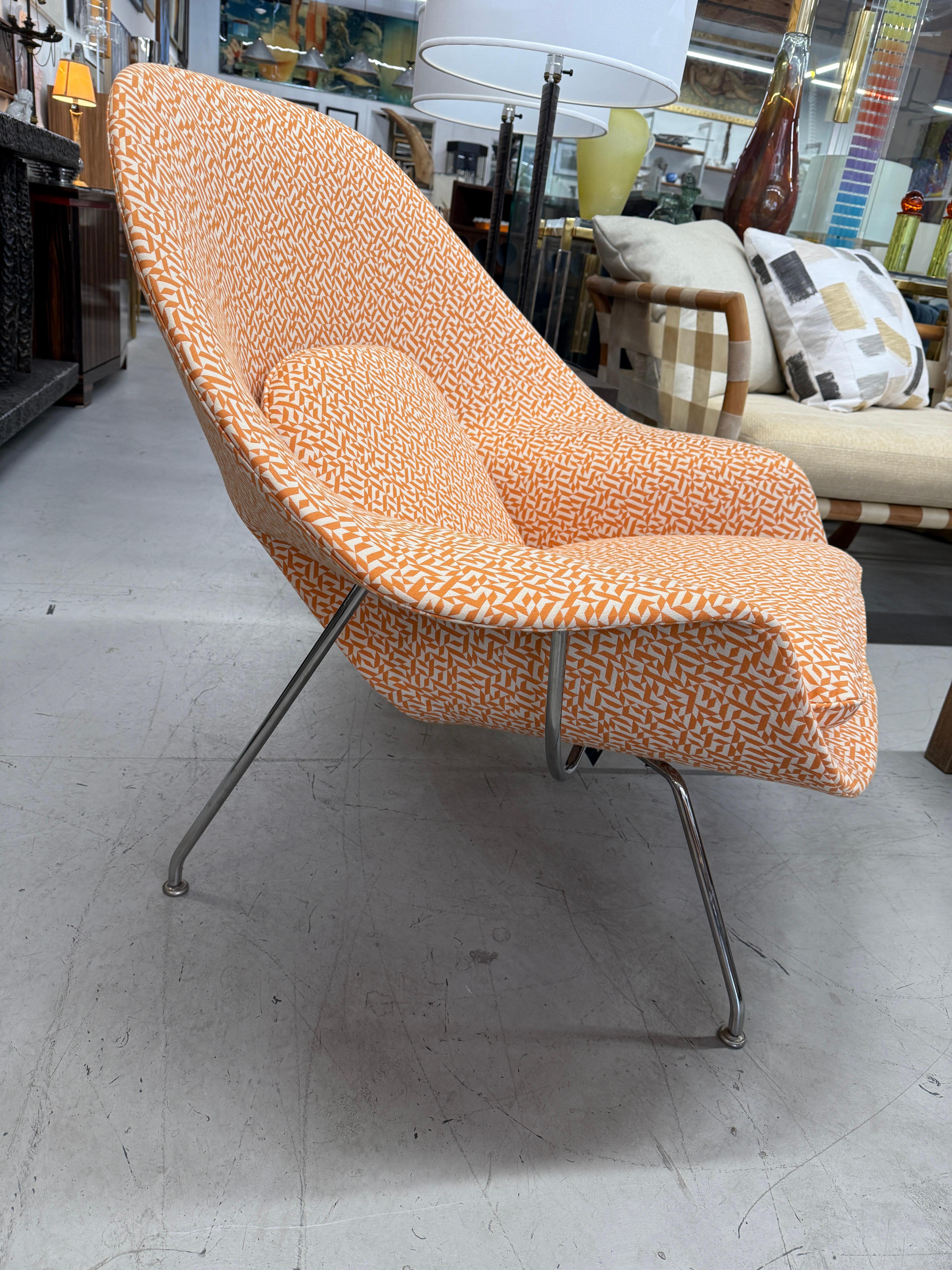 Euro Saarinen Womb Chair & Ottoman redone in Anni Albers Knoll Eclat Weave In Good Condition For Sale In Palm Springs, CA