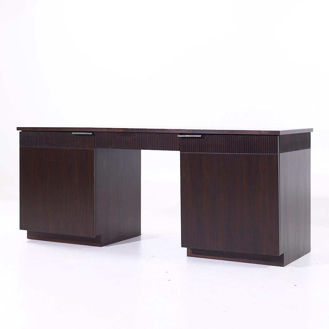 Eurocraft Walnut Office Credenza (Moderne) im Angebot